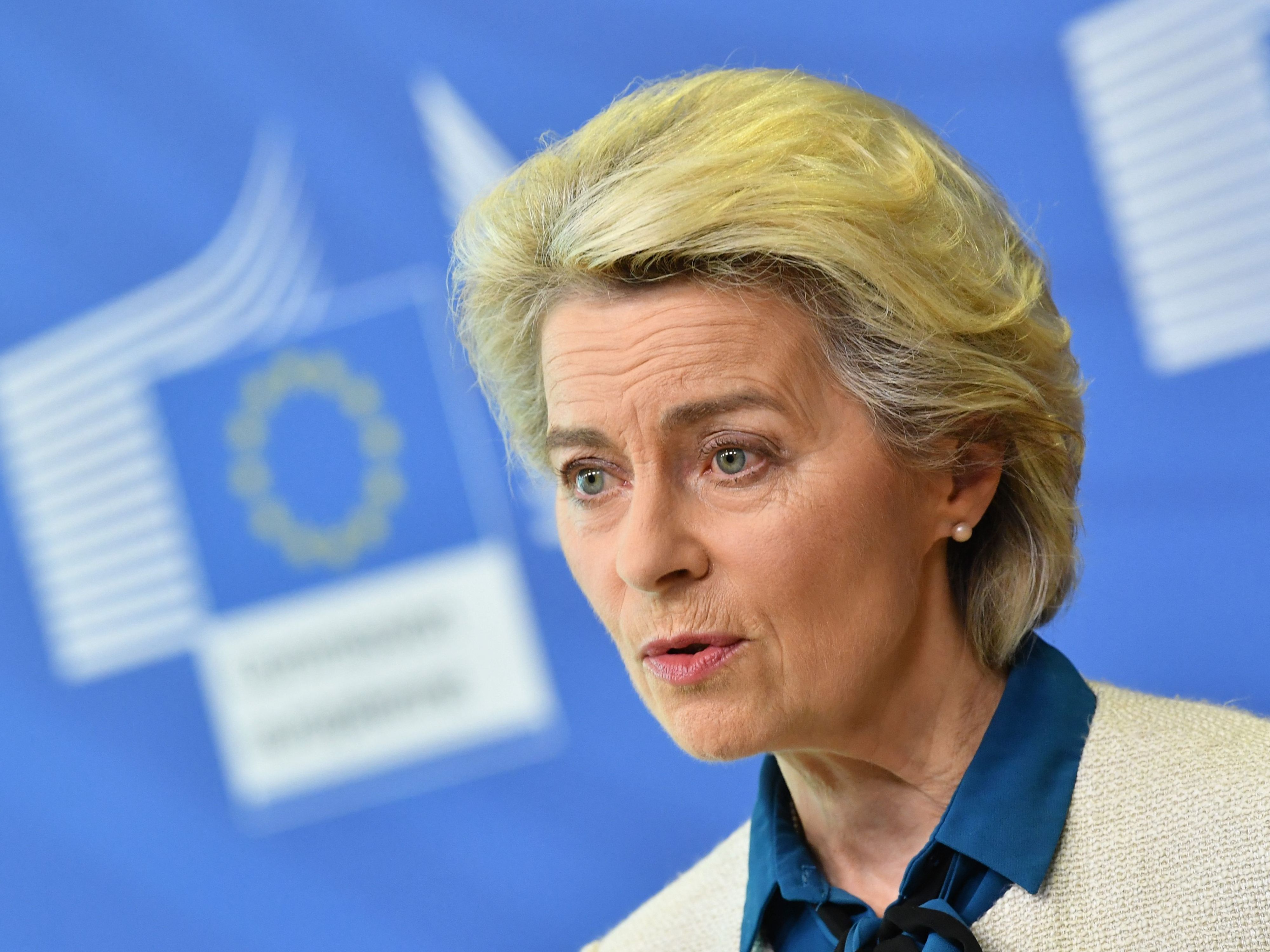 Die EU-Kommission will die Ukraine mit einem neun Milliarden Euro Kredit helfen. Die EU-Kommission will die Ukraine mit einem neun Milliarden Euro Kredit helfen.