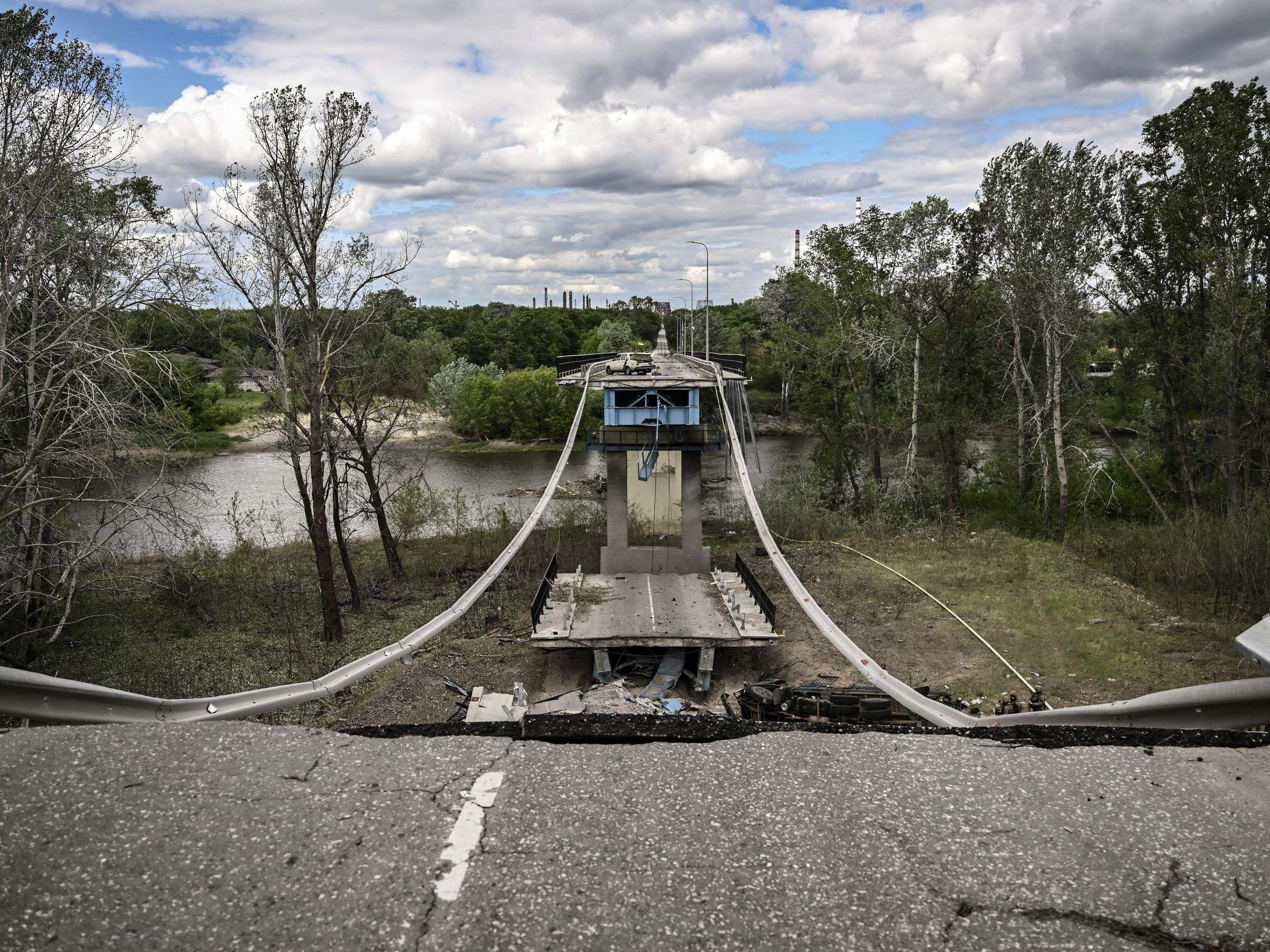 Diese zerstörte Brücke verbannt einst die Städte Lysychansk mit Sjewjerodonezk in der Donbass-Region in der Ostukraine. Diese zerstörte Brücke verbannt einst die Städte Lysychansk mit Sjewjerodonezk in der Donbass-Region in der Ostukraine.