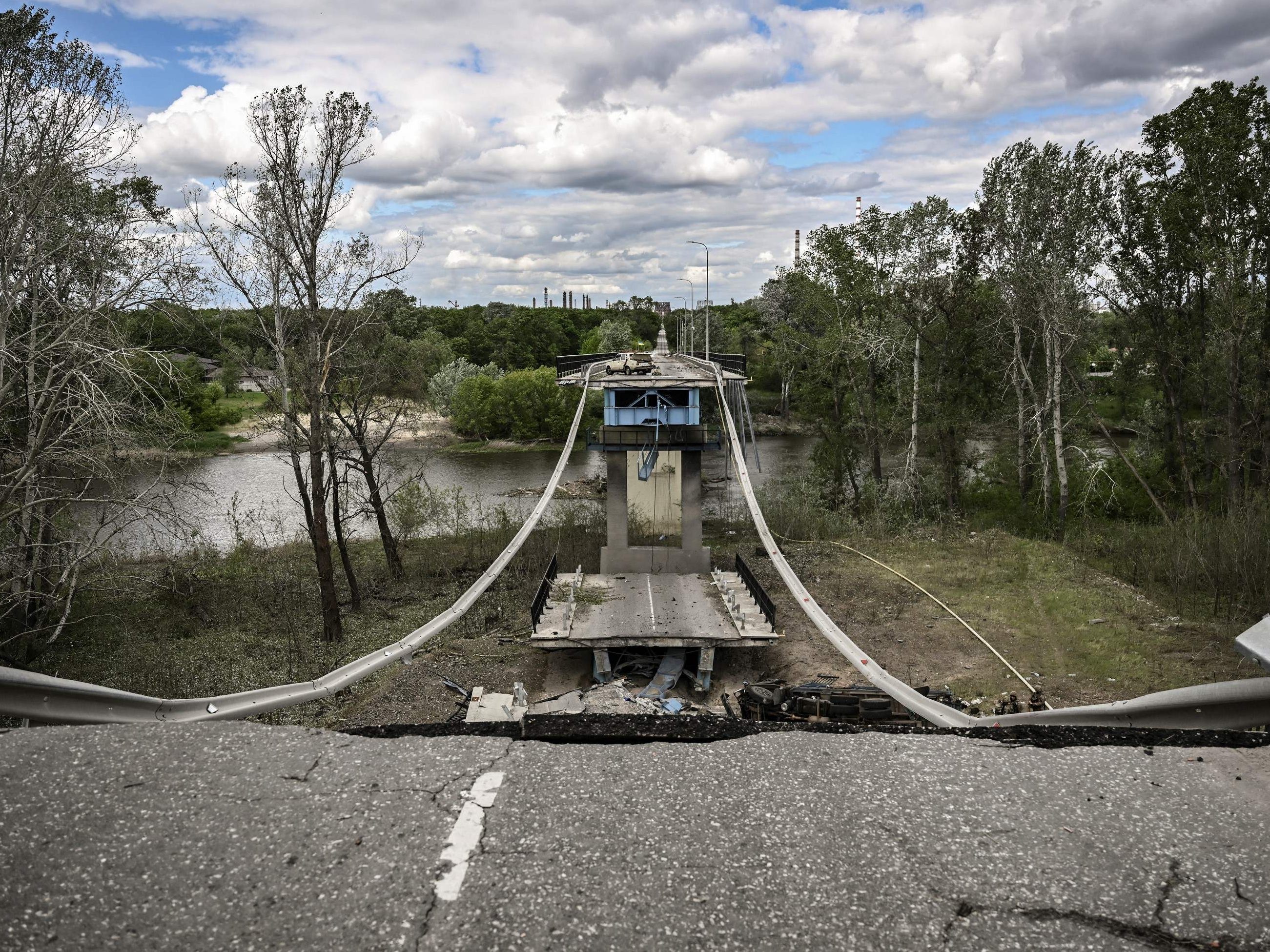 Diese zerstörte Brücke verbannt einst die Städte Lysychansk mit Sjewjerodonezk in der Donbass-Region in der Ostukraine.