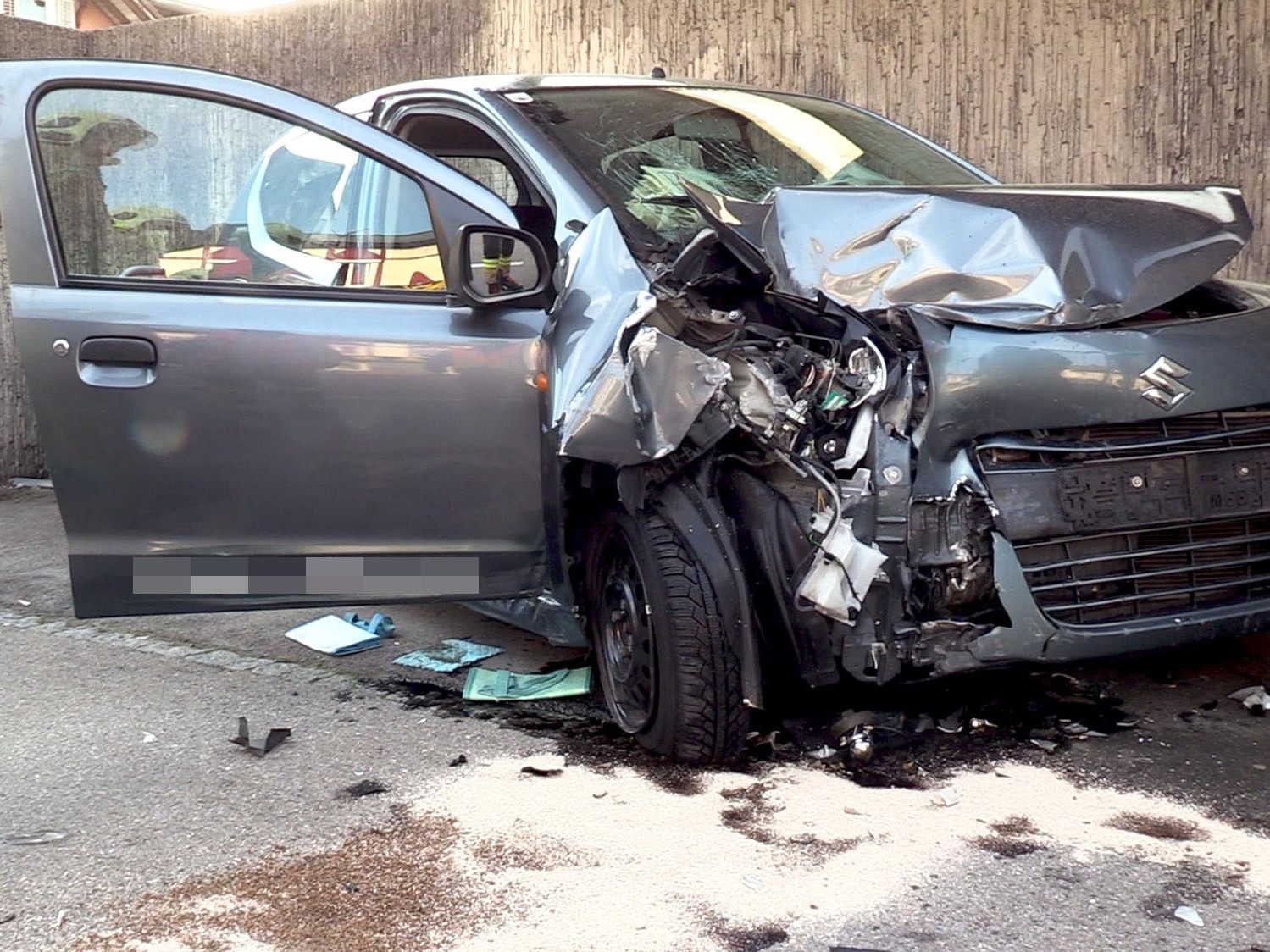 Bei dem Unfall in Lustenau wurde eine Person eingeklemmt. Bei dem Unfall in Lustenau wurde eine Person eingeklemmt.