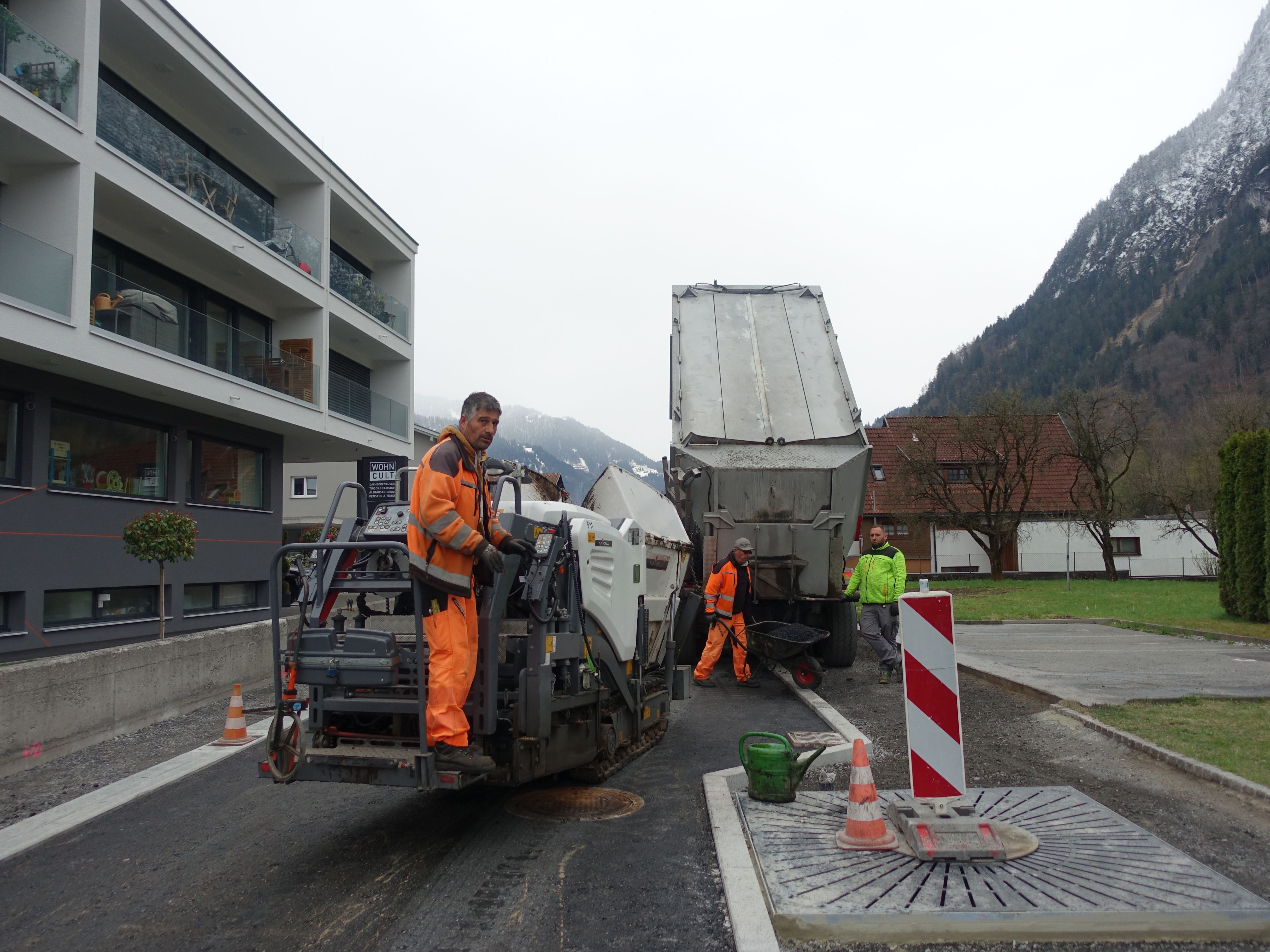 In der Bludenzer Klarenbrunnstraße stehen die letzten Asphaltierungsarbeiten an