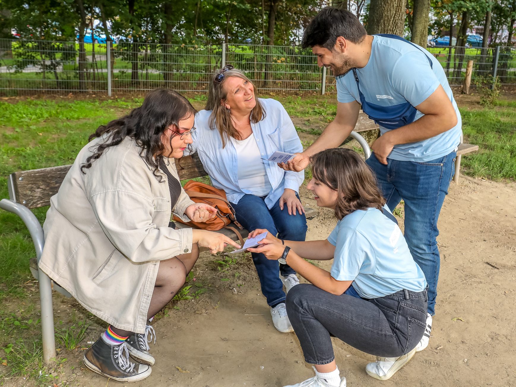Die FAIR-PLAY-TEAMs suchen das Gespräch mit den Menschen im Grätzel. Die FAIR-PLAY-TEAMs suchen das Gespräch mit den Menschen im Grätzel.