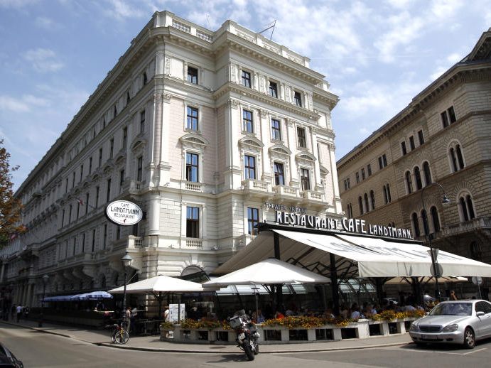 Das Wiener Lesefest "Rund um die Burg" findet in der Bel Etage über dem Café Landtmann statt. Das Wiener Lesefest "Rund um die Burg" findet in der Bel Etage über dem Café Landtmann statt.