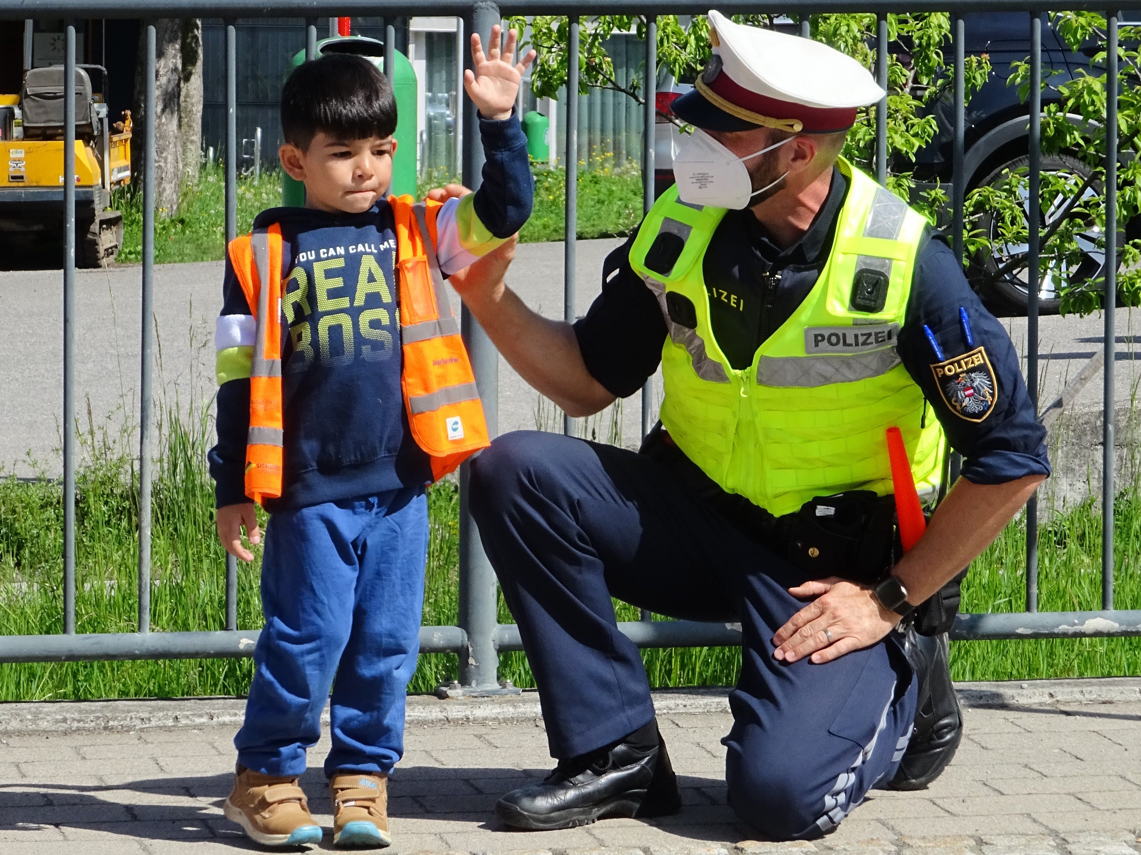 Unser Freund und Helfer – die Polizei Unser Freund und Helfer – die Polizei