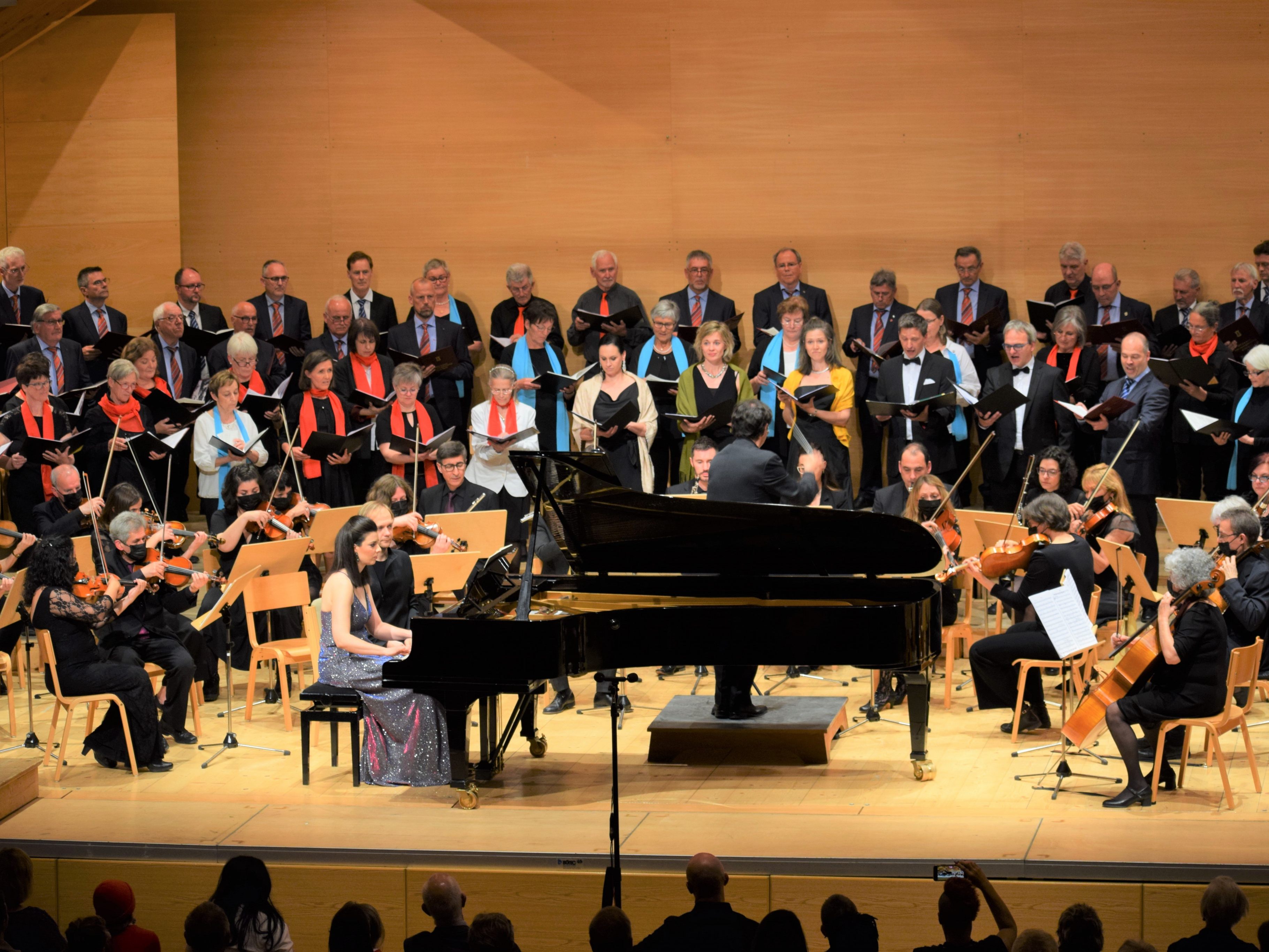 150 Mitwirkende sangen und spielten bei dem Benefizkonzert für Ärzte ohne Grenzen.