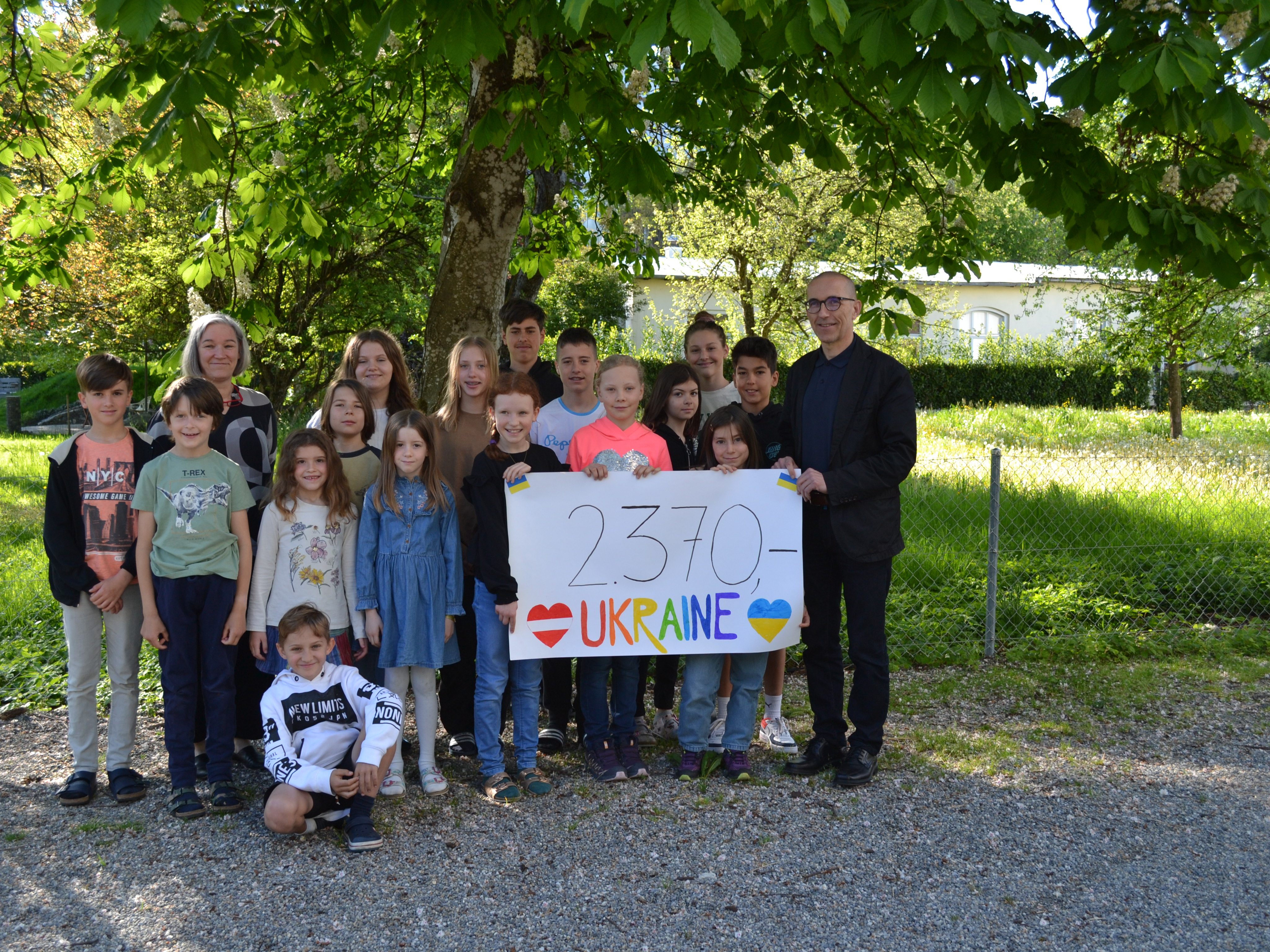 Schüler:innen der Freien Montessori Schule Altach mit Direktorin Heidi Haas und Caritasdirektor Walter Schmolly .