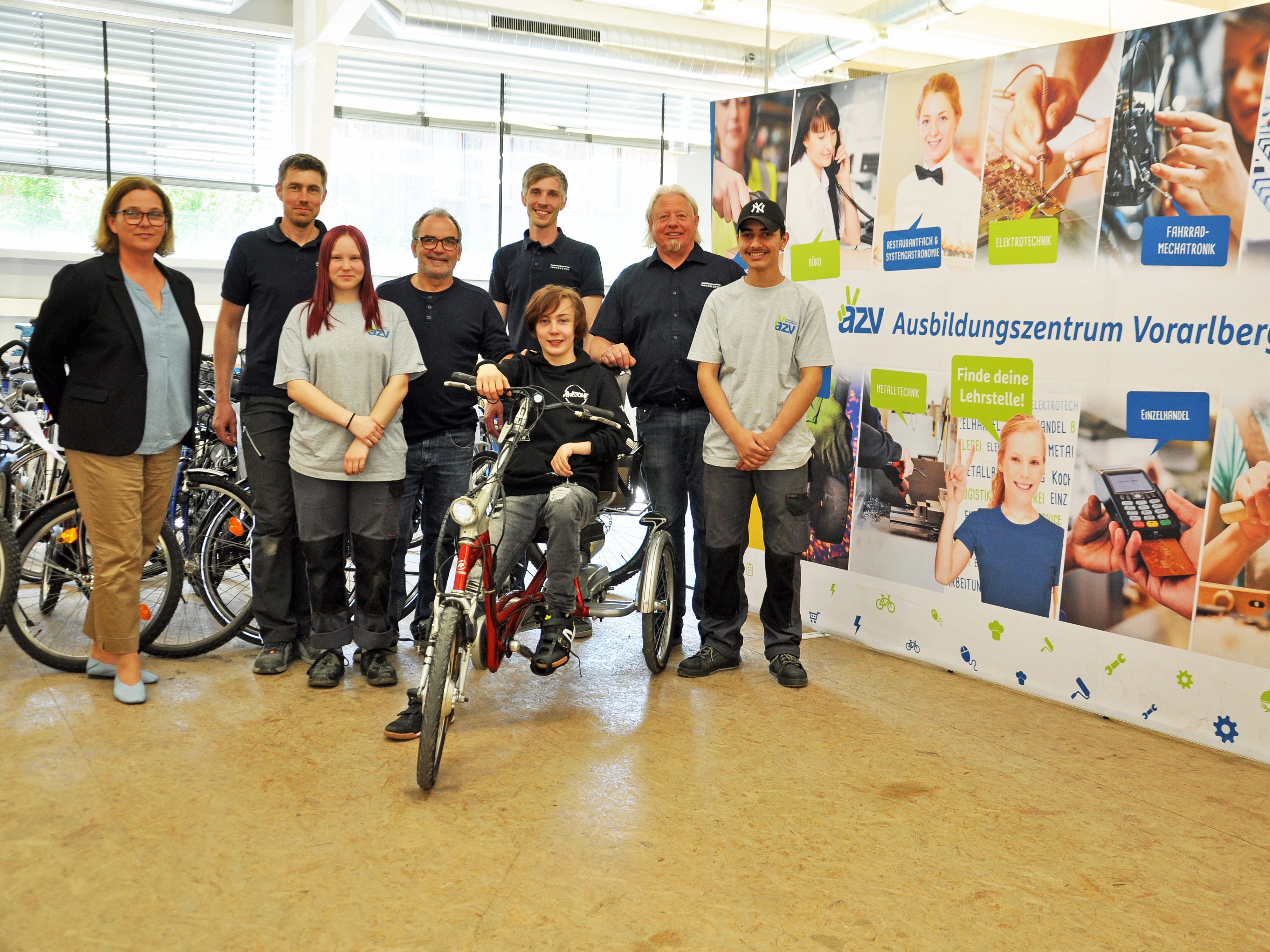 Die Übergabe des adaptierten E-Bikes fand in der Fahrradmechatronik-Werkstatt im AZV in Hohenems statt. Die Übergabe des adaptierten E-Bikes fand in der Fahrradmechatronik-Werkstatt im AZV in Hohenems statt.