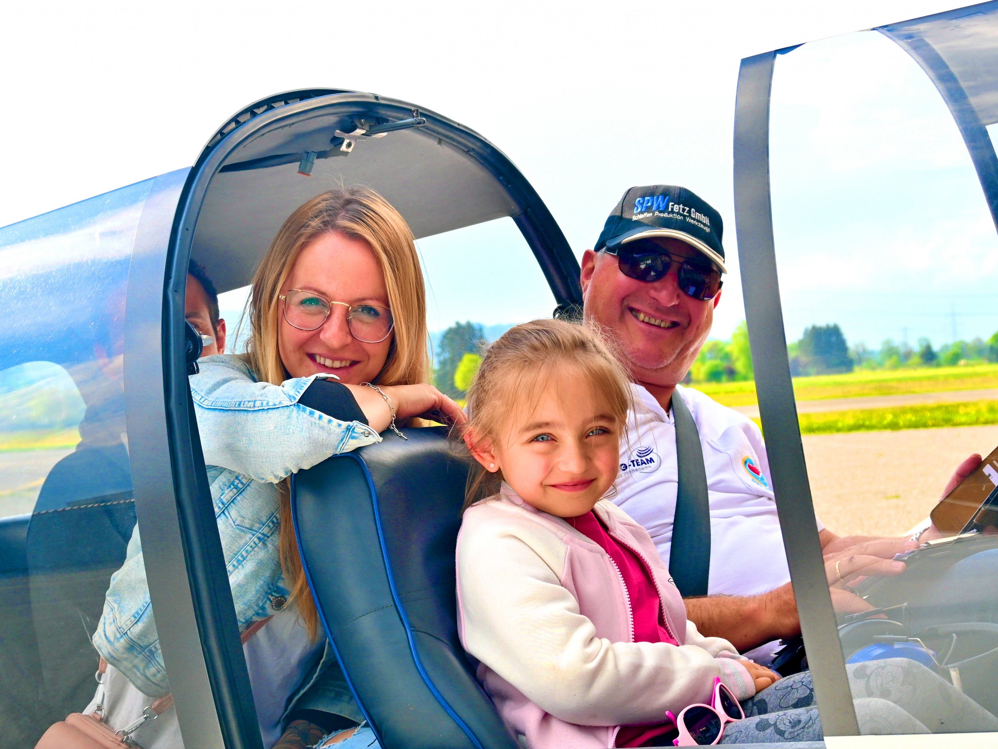 Einen wunderschönen Nachmittag erlebten rund 60 Kinder mit den Vorarlberger Sportfliegern am Flugplatz Hohenems. Einen wunderschönen Nachmittag erlebten rund 60 Kinder mit den Vorarlberger Sportfliegern am Flugplatz Hohenems.