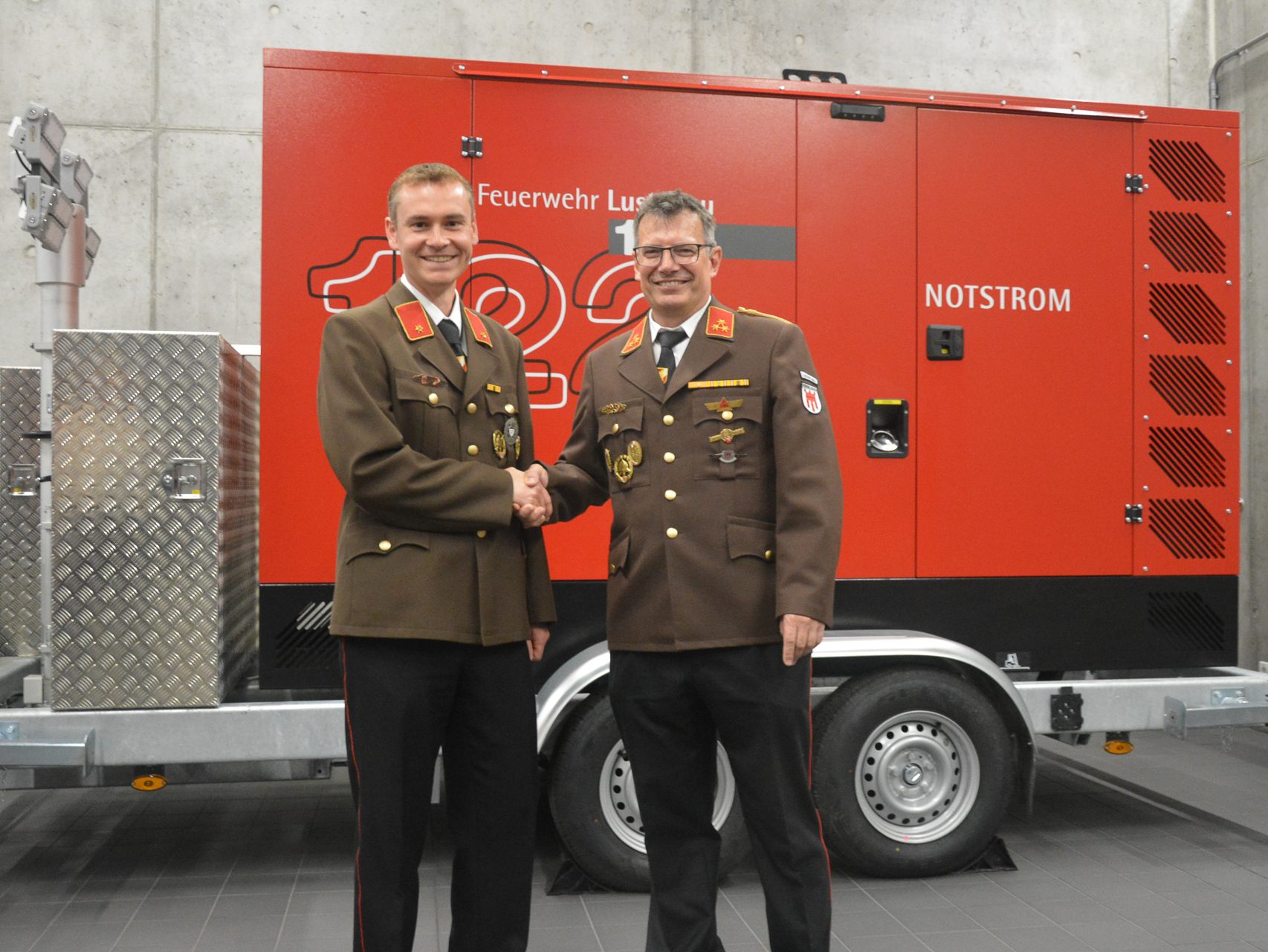 Jürgen Hämmerle (links) übernimmt von Dietmar Hollenstein (rechts) das Amt des Feuerwehrkommandanten. Jürgen Hämmerle (links) übernimmt von Dietmar Hollenstein (rechts) das Amt des Feuerwehrkommandanten.