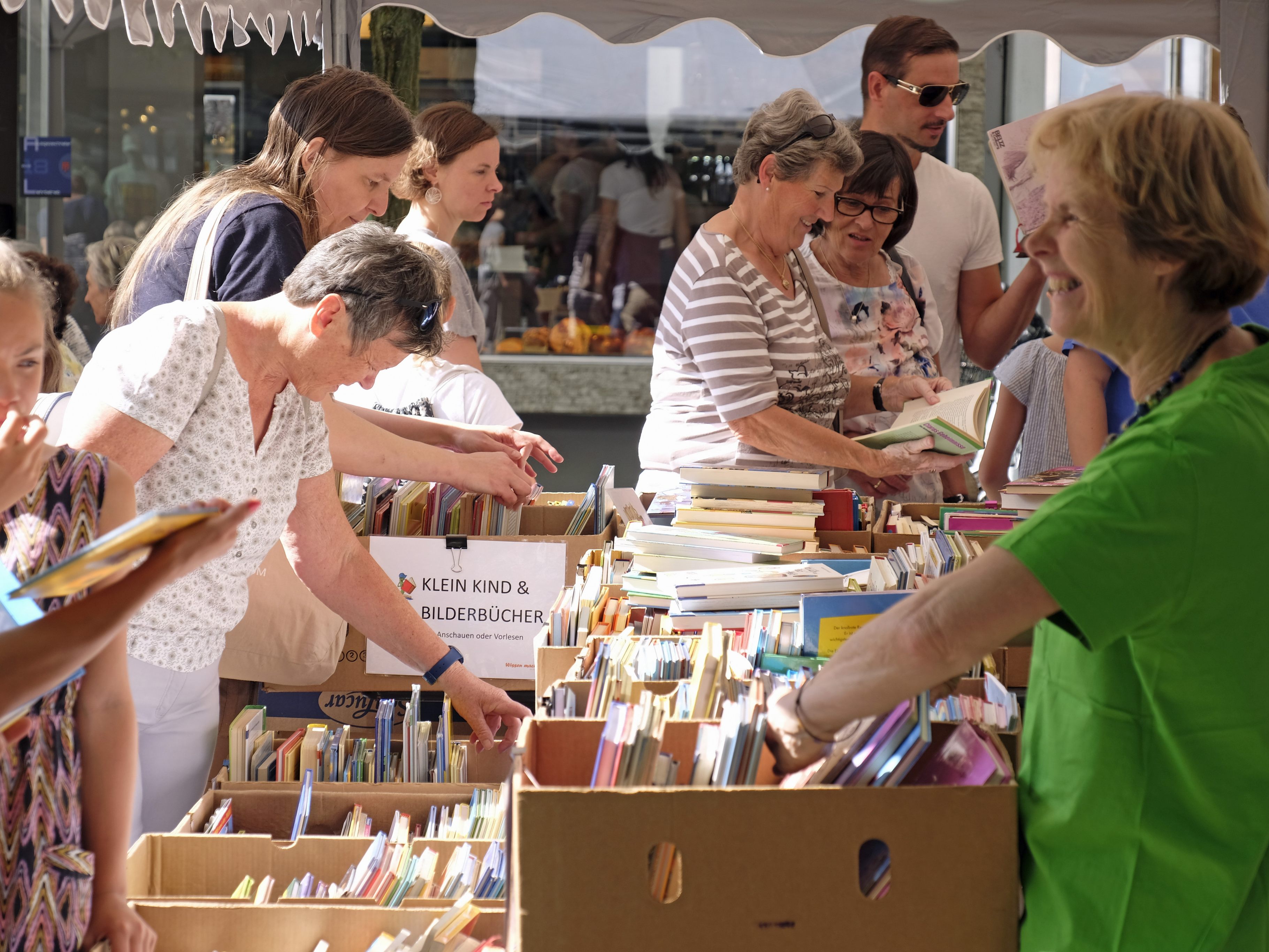 Der Flohmarkt findet am Samstag von 8 bis 14 Uhr im Pfarrpark neben der Kirche St.Martin statt. Der Flohmarkt findet am Samstag von 8 bis 14 Uhr im Pfarrpark neben der Kirche St.Martin statt.