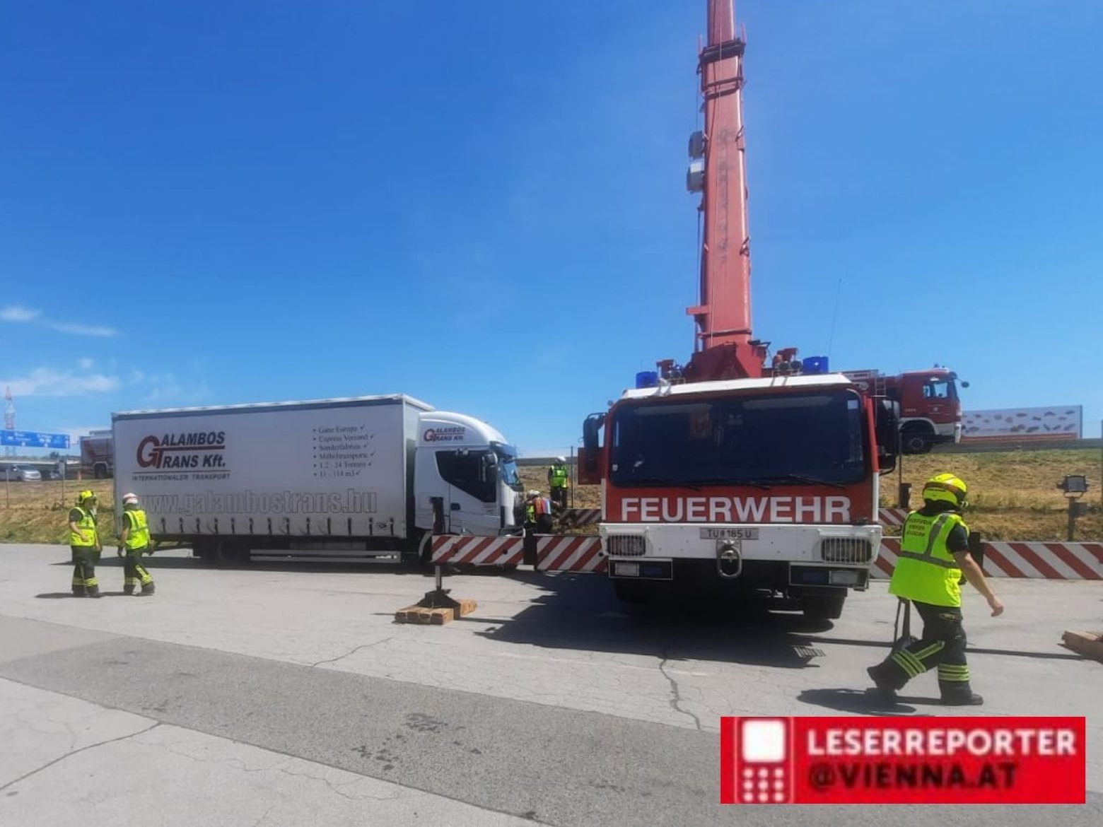 Ein Vienna.at-Leserreporter fotografierte den LKW-Unfall auf der A2 bei Wiener Neudorf am Dienstag. Ein Vienna.at-Leserreporter fotografierte den LKW-Unfall auf der A2 bei Wiener Neudorf am Dienstag.