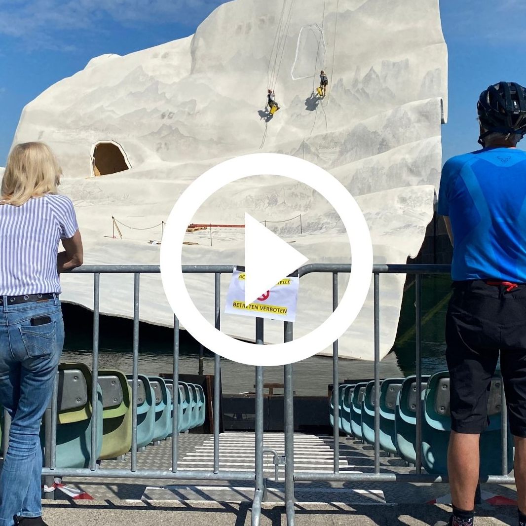 Die Kulisse für Madame Butterfly wird bemalt.