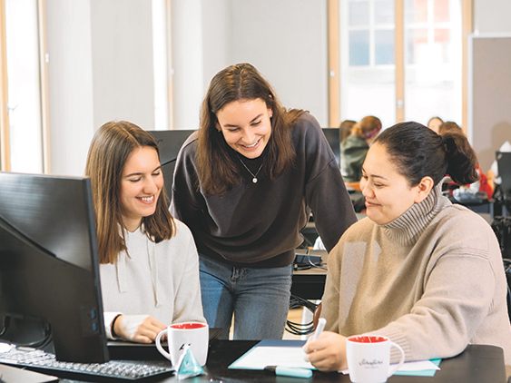 Die ersten Digital Pioneers haben die Spur gelegt. Heuer stehen 14 Plätze jungen Frauen offen, die im Digital Business Fuß fassen wollen. Während der Ausbildung werden sie bezahlt. (Fotos: Broell/Digital Campus Vorarlberg)