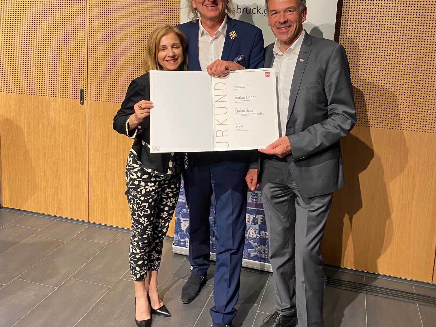 Das Foto zeigt den ausgezeichneten Markus Linder mit seiner Gattin Sabine sowie Bürgermeister Willi (rechts im Bild)