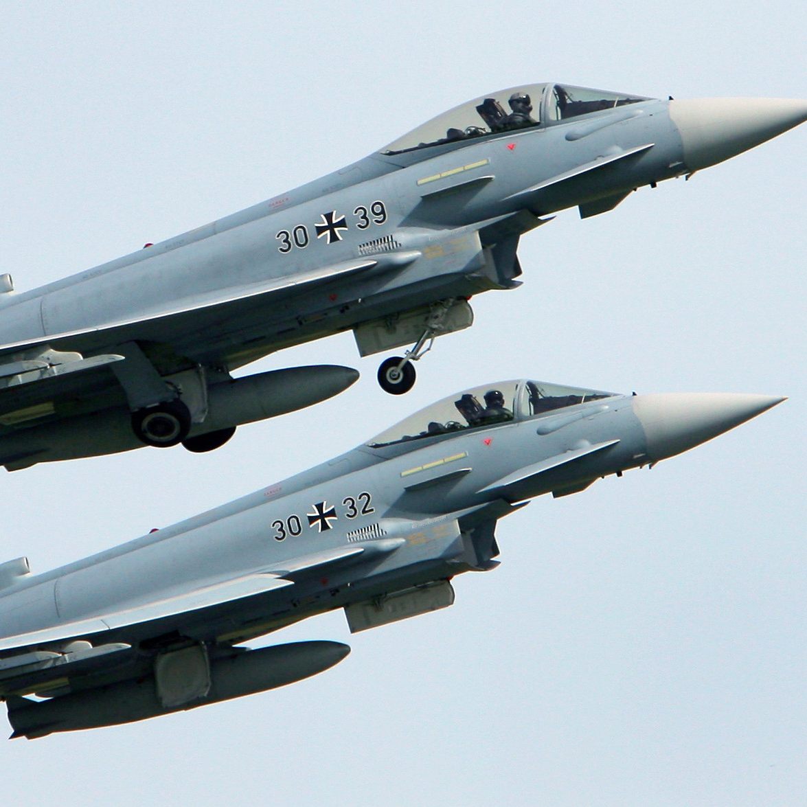 Deutsche Eurofighter stiegen auf um die russische Maschine vom deutschen Luftraum weg zu begleiten.