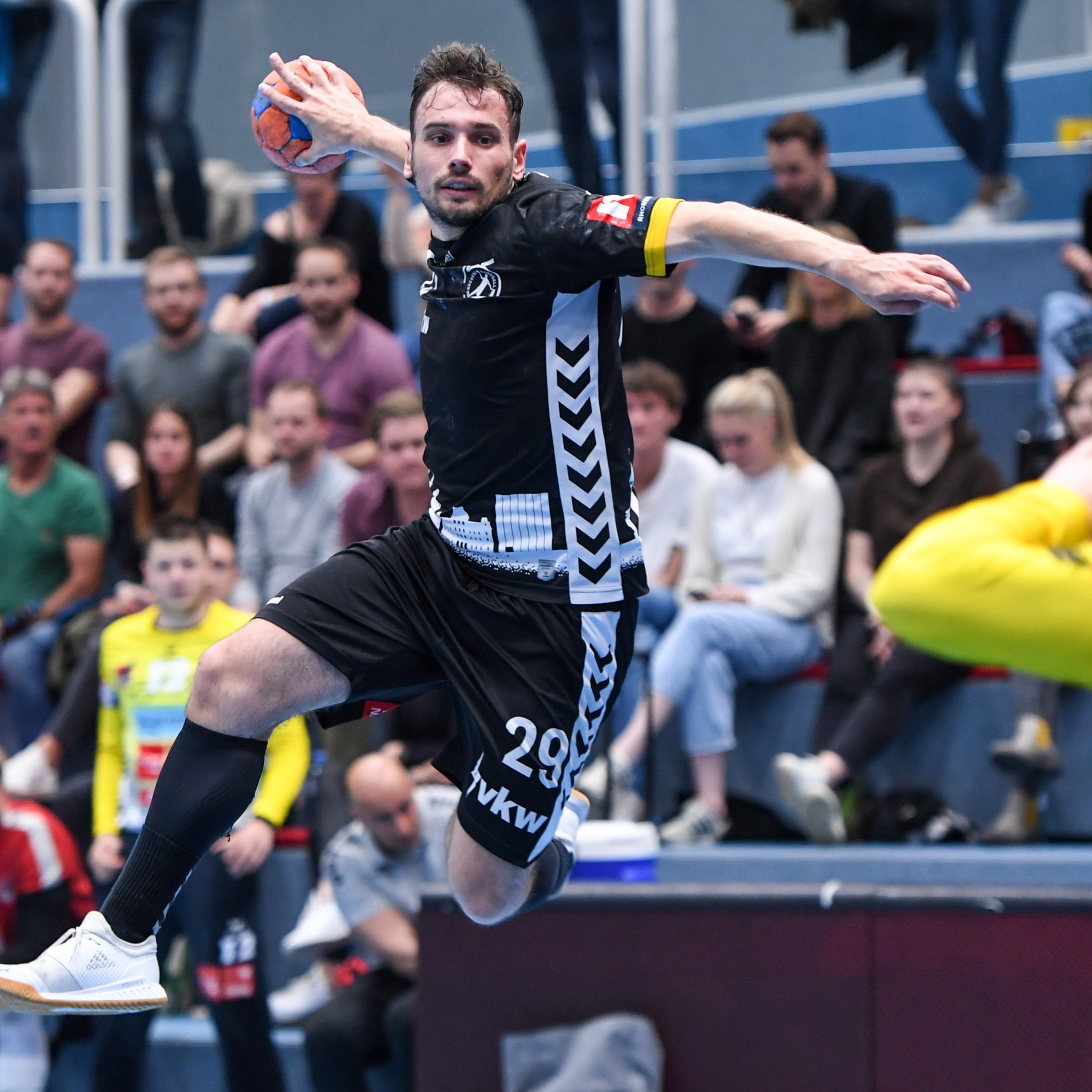 Alexander Wassl beim Wurf gegen Schwaz-Schlussmann Aliaksei Kishou.