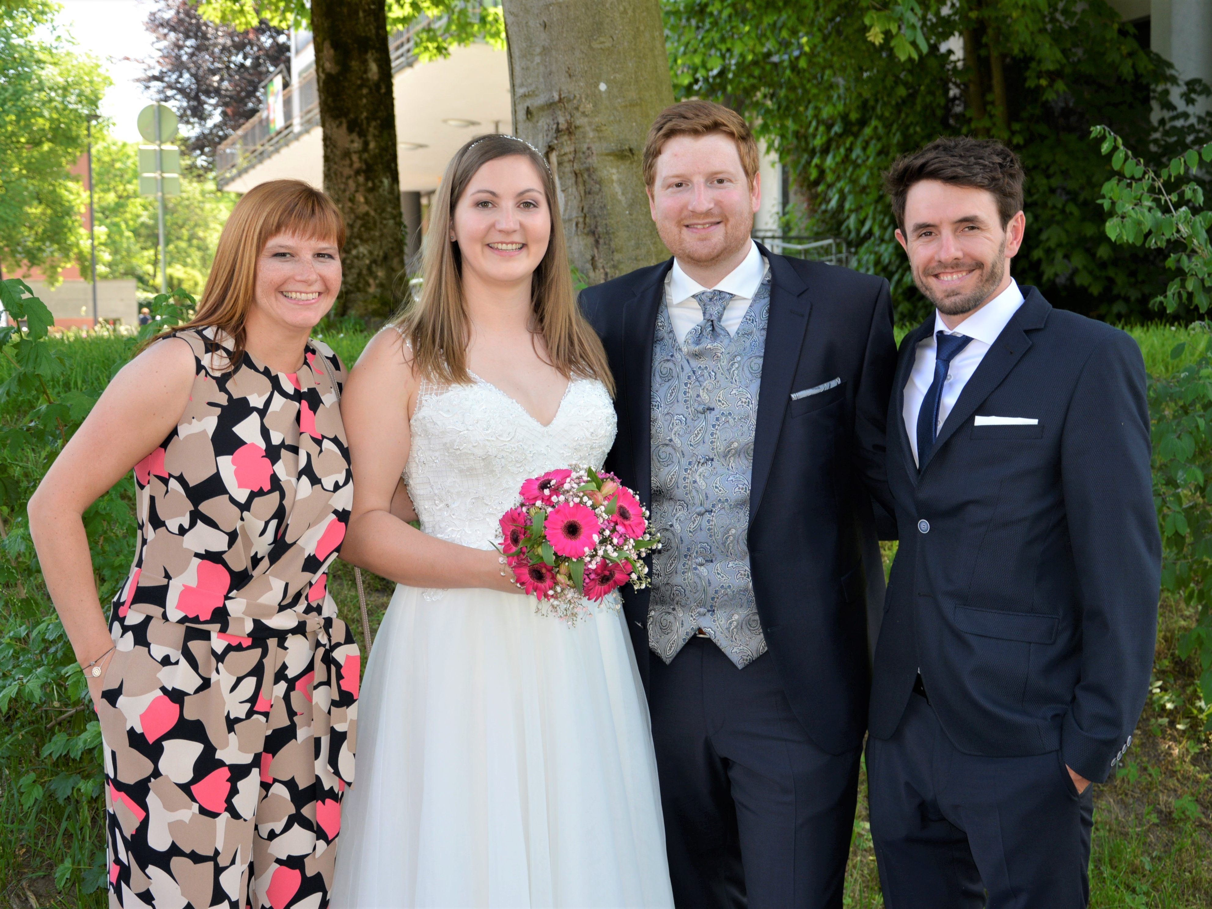 Das Brautpaar mit den Trauzeugen bei der standesamtlichen Hochzeit in Dornbirn. Das Brautpaar mit den Trauzeugen bei der standesamtlichen Hochzeit in Dornbirn.