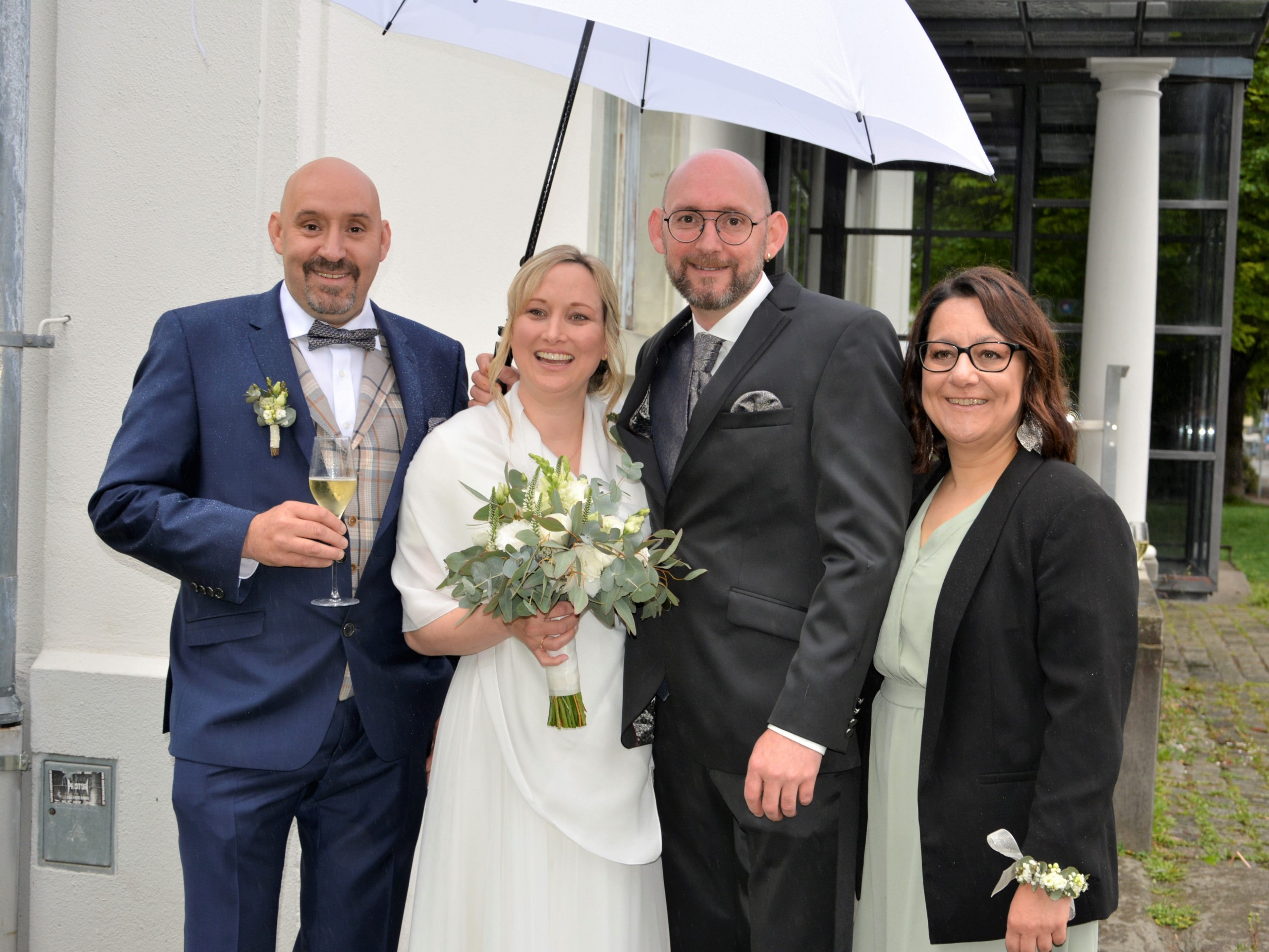 Das Brautpaar mit den Trauzeugen bei der standesamtlichen Hochzeit in Dornbirn. Das Brautpaar mit den Trauzeugen bei der standesamtlichen Hochzeit in Dornbirn.