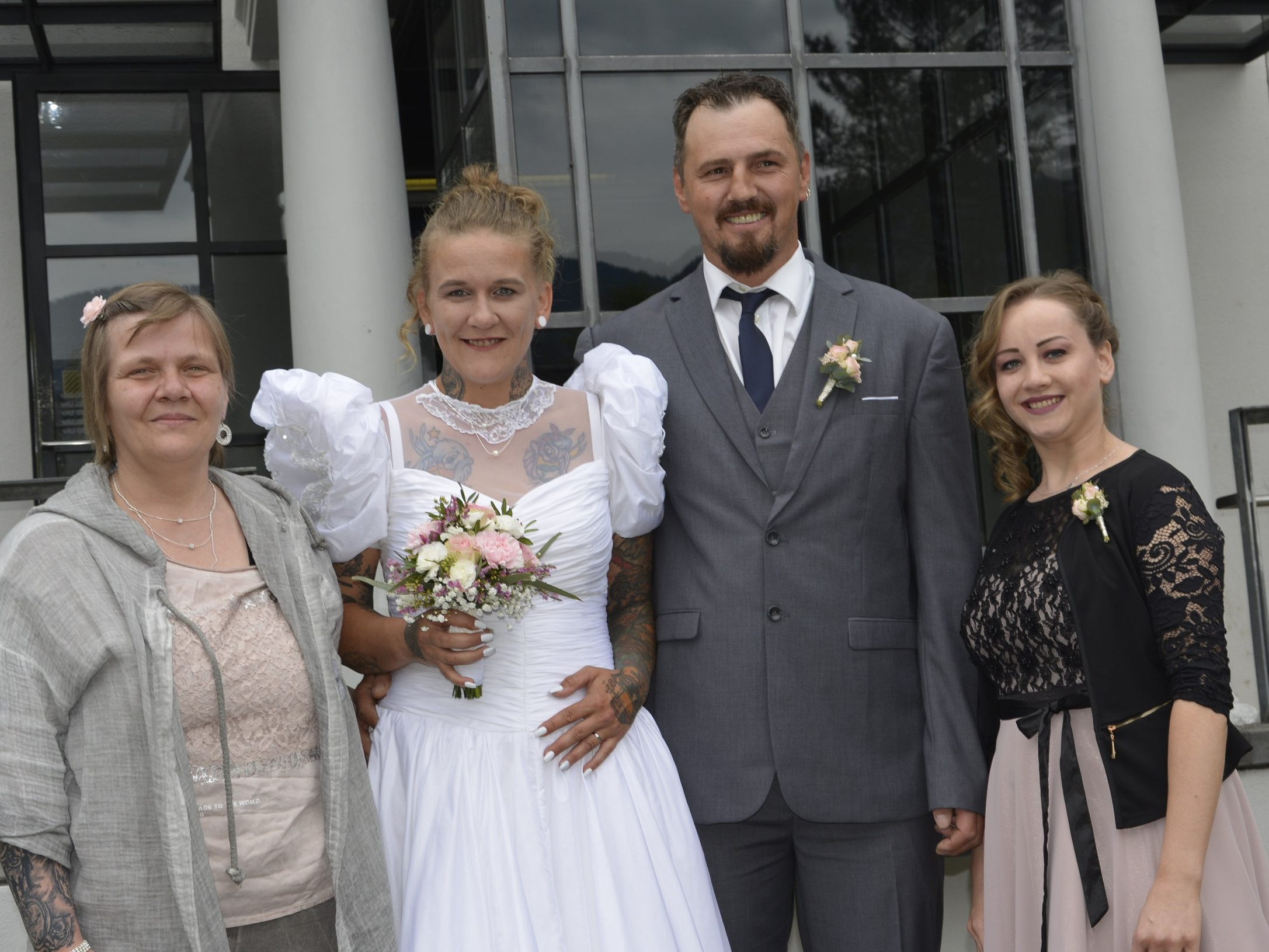 Das Brautpaar mit den Trauzeugen bei der standesamtlichen Hochzeit in Dornbirn. Das Brautpaar mit den Trauzeugen bei der standesamtlichen Hochzeit in Dornbirn.