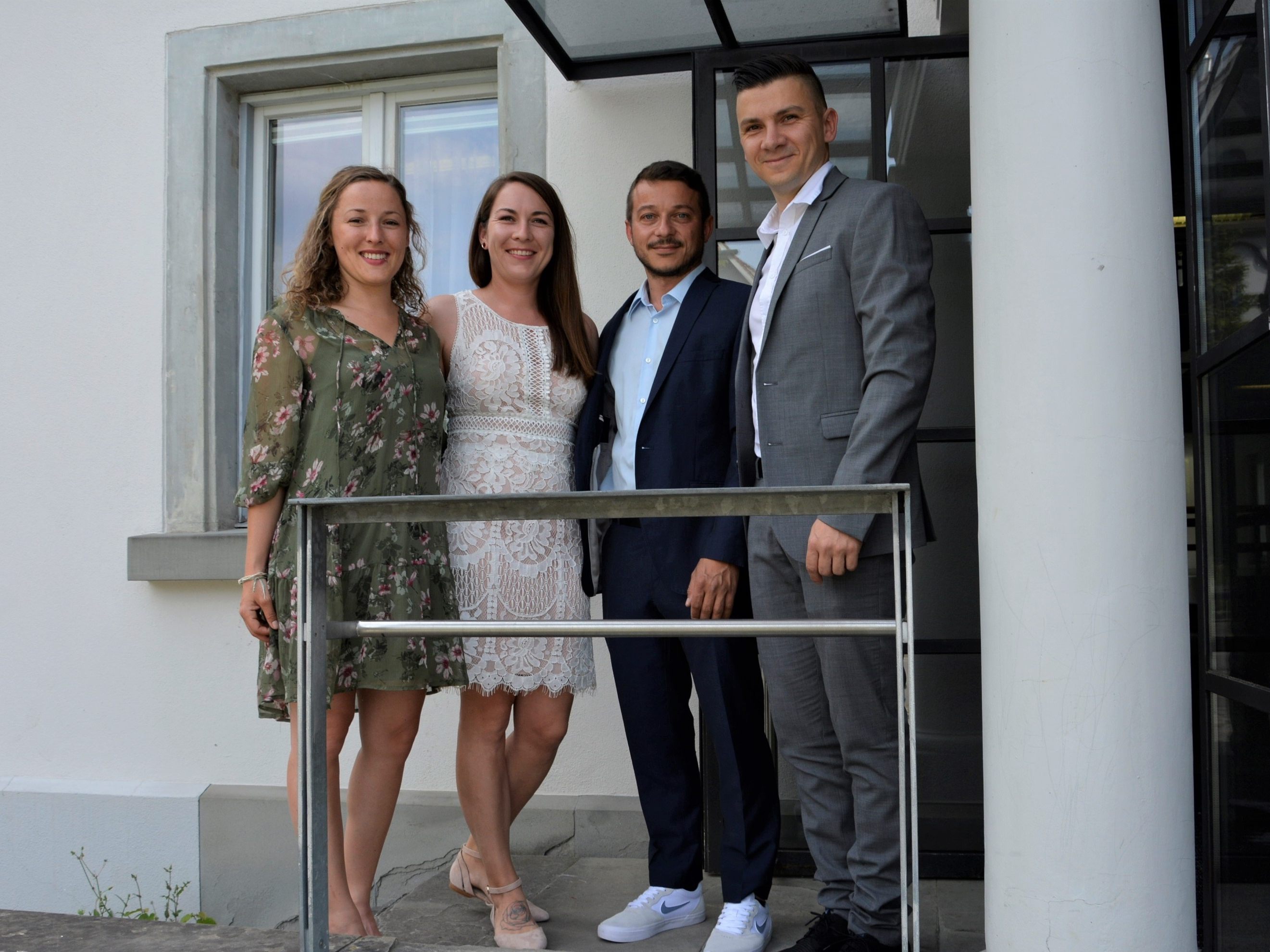 Das Brautpaar mit den Trauzeugen bei der standesamtlichen Hochzeit in Dornbirn.