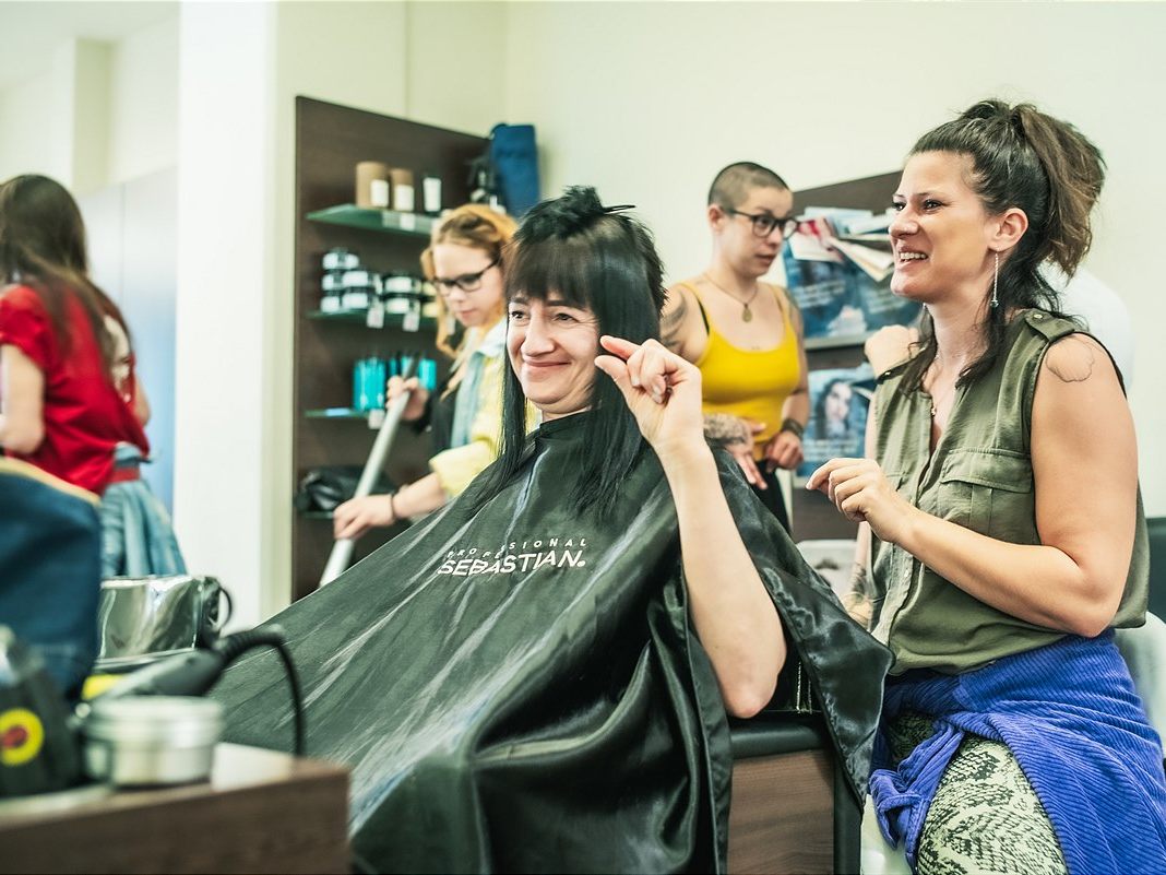 Die Friseure kommunizierten in Gebärdensprache mit den gehörlosen Flüchtlingen Die Friseure kommunizierten in Gebärdensprache mit den gehörlosen Flüchtlingen