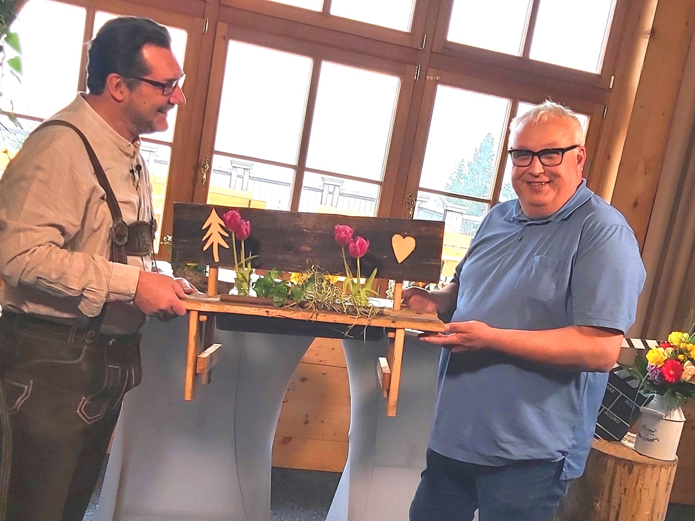 In der 238. Sendung "us dr Gondl" ist Muttersbergchef Hansi Bandl (re) selbst Gast bei Andreas Seeburger (li) auf 1401 am Muttersberg bei Budenz-Nüziders