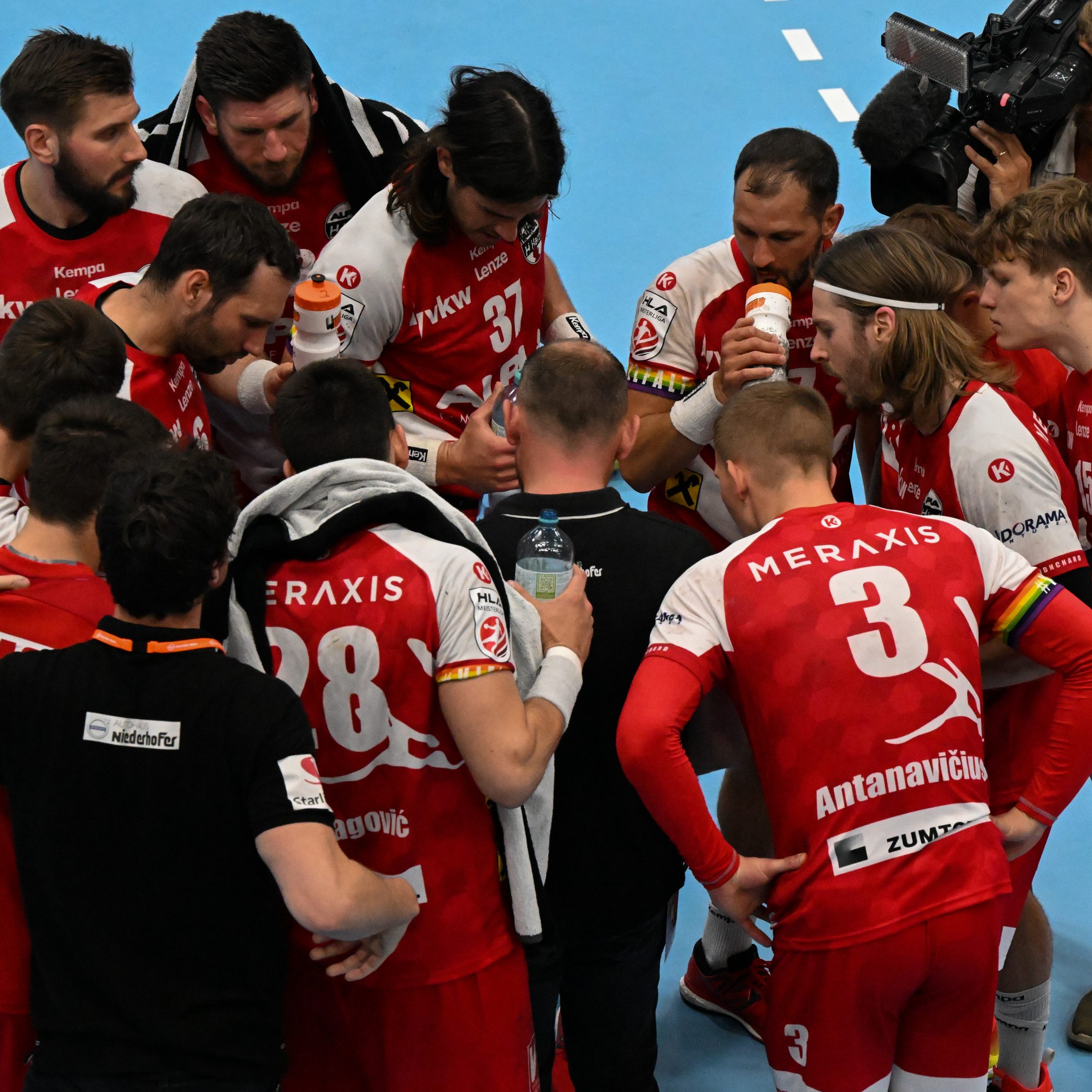 Der Titelverteidiger aus Hard hat das erste Spiel der Halbfinalserie gewonnen.