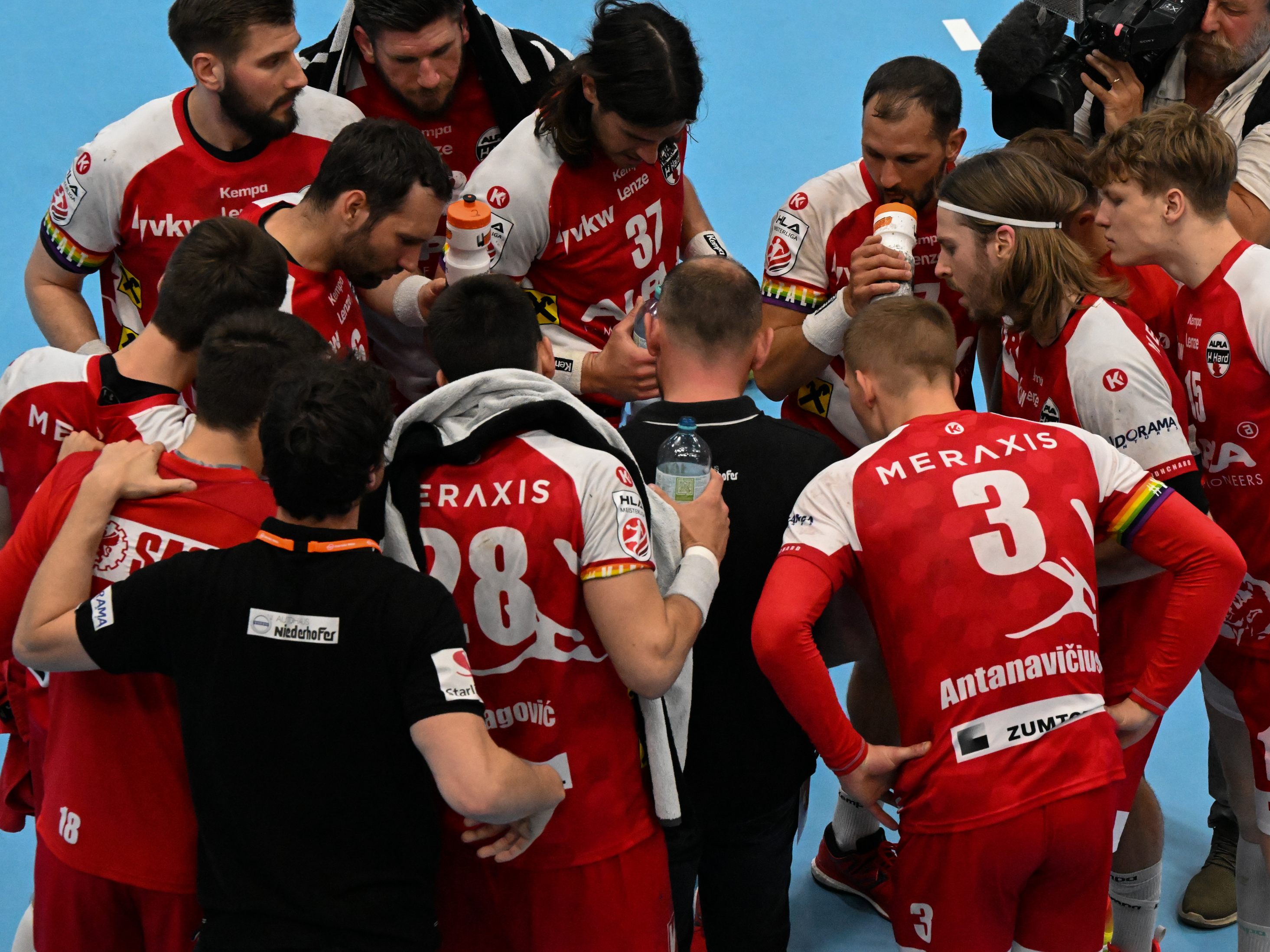 Der Titelverteidiger aus Hard hat das erste Spiel der Halbfinalserie gewonnen. Der Titelverteidiger aus Hard hat das erste Spiel der Halbfinalserie gewonnen.