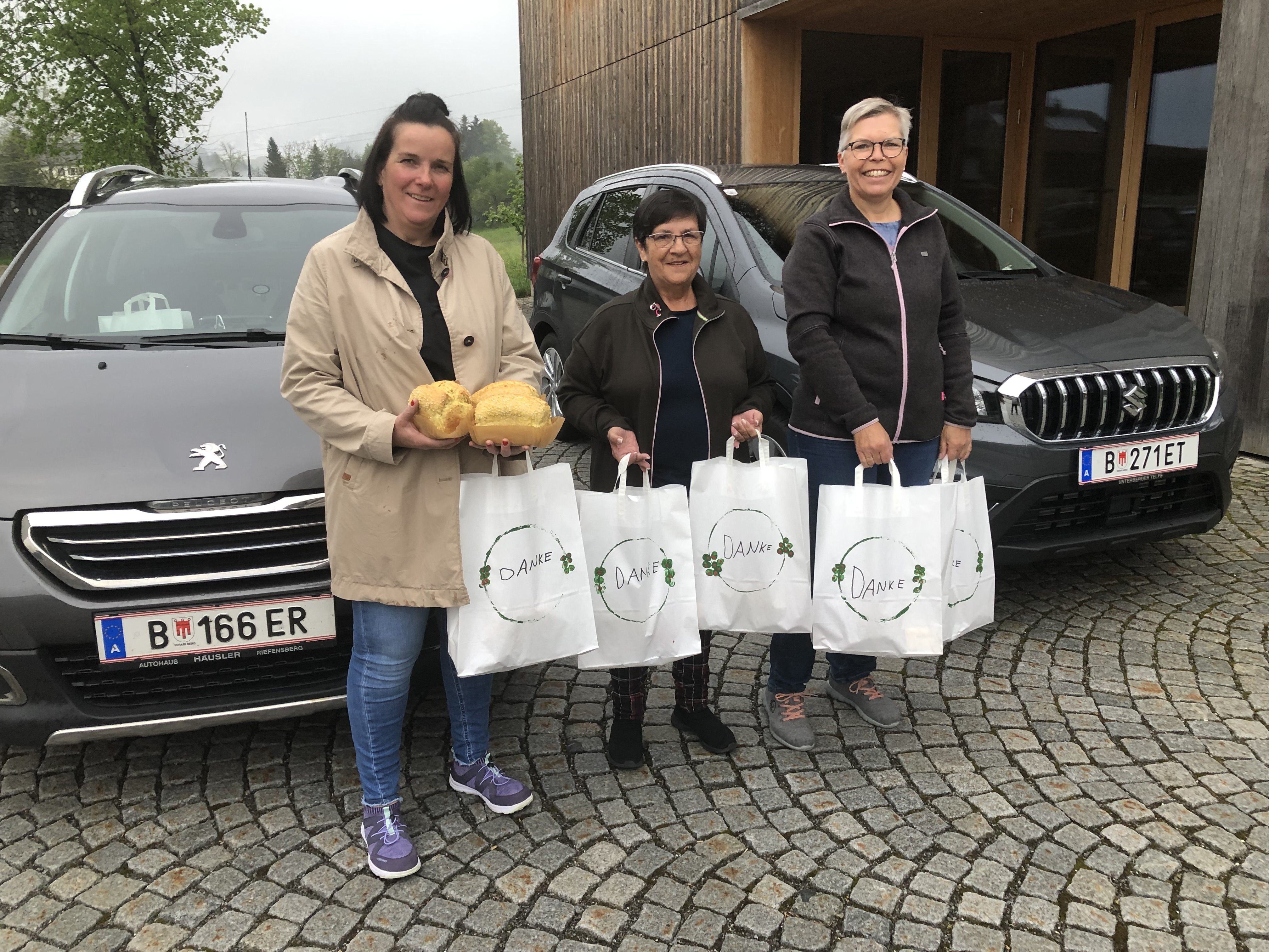 Die Vorstandsmitglieder Elke Geiger, Regina Forster und Doris Fink verteilten die Taschen an die Haustüren. Die Vorstandsmitglieder Elke Geiger, Regina Forster und Doris Fink verteilten die Taschen an die Haustüren.