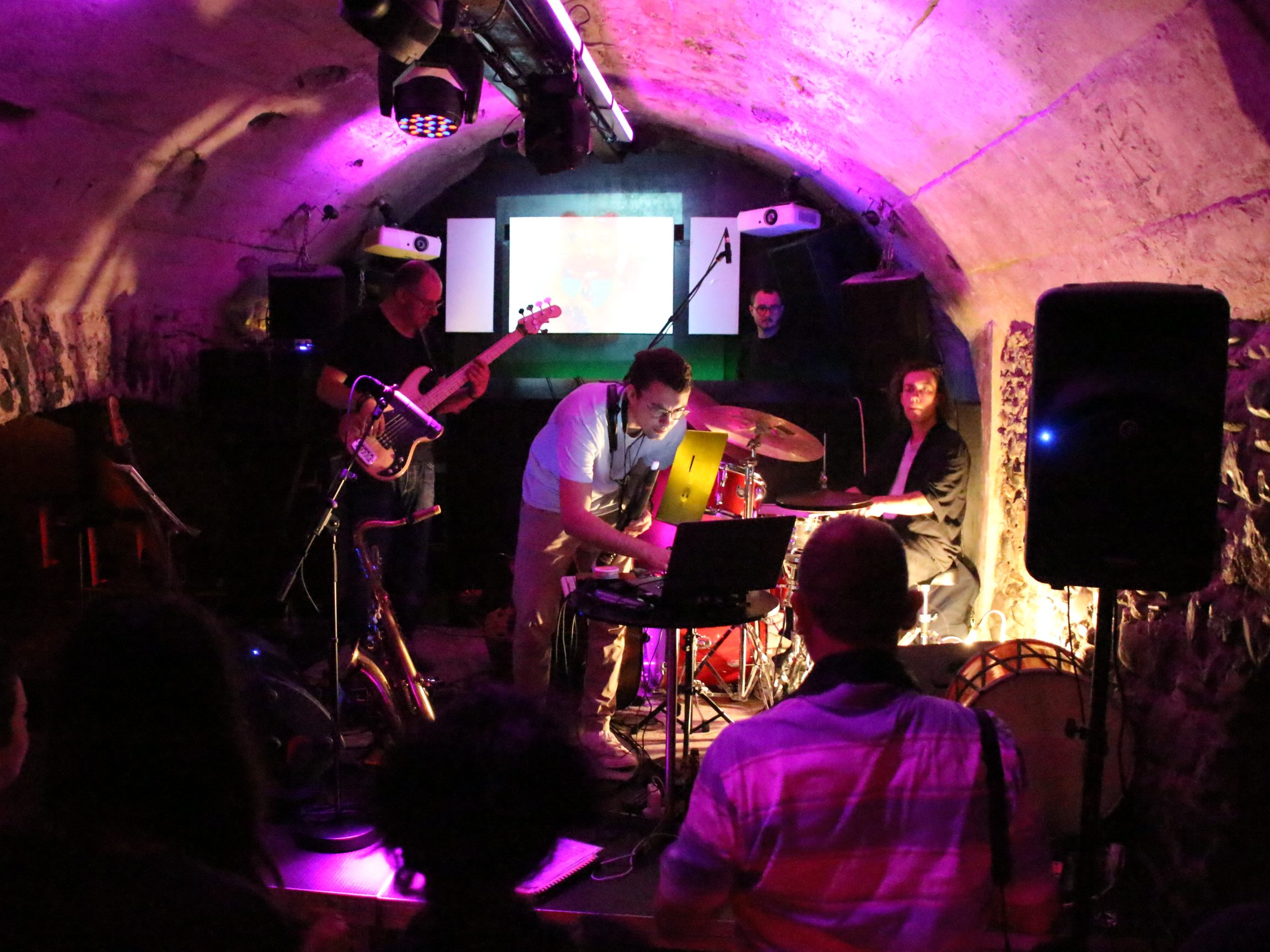 Kreativ improvisierte das Kabel Trio im Rauch Club auf ungewöhnlichen Instrumenten. Kreativ improvisierte das Kabel Trio im Rauch Club auf ungewöhnlichen Instrumenten.