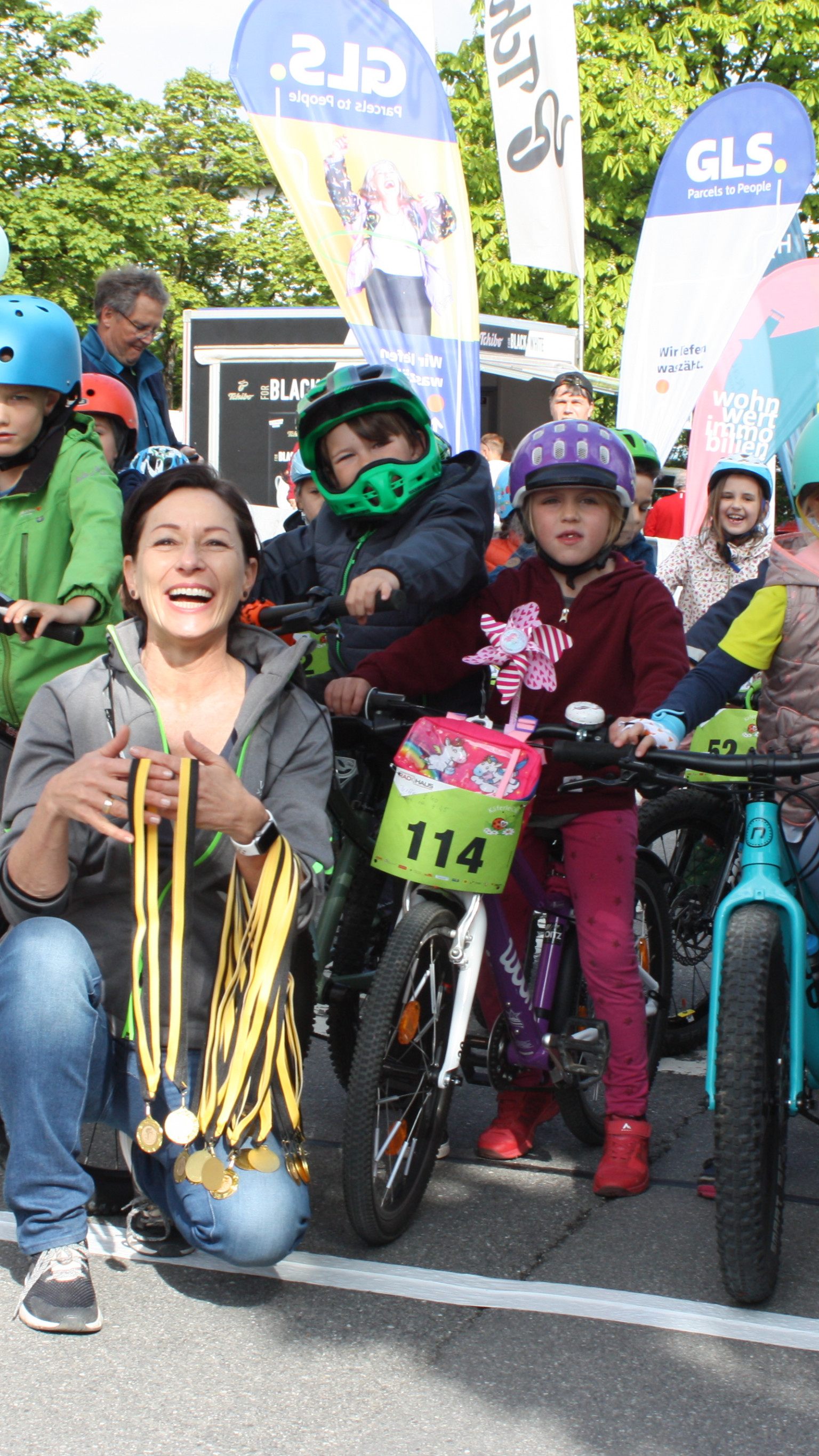 Sport LR Martina Rüscher übergab an 150 Kids die Medaillen.