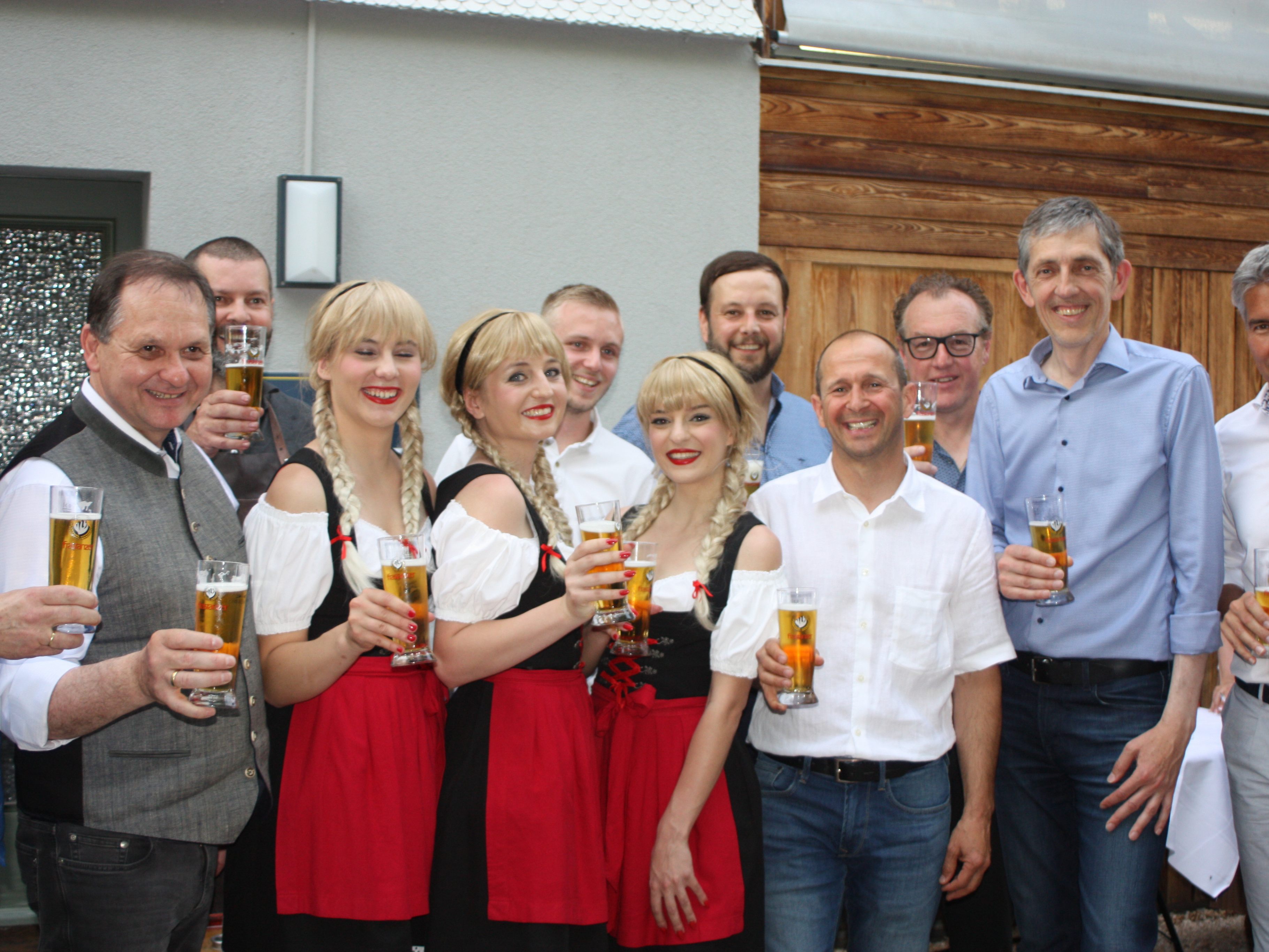 Die vier Gesellschafter mit den Drei Schwestern bei der Eröffnung von GH Taube Rankweil nach dem Fassanstich.