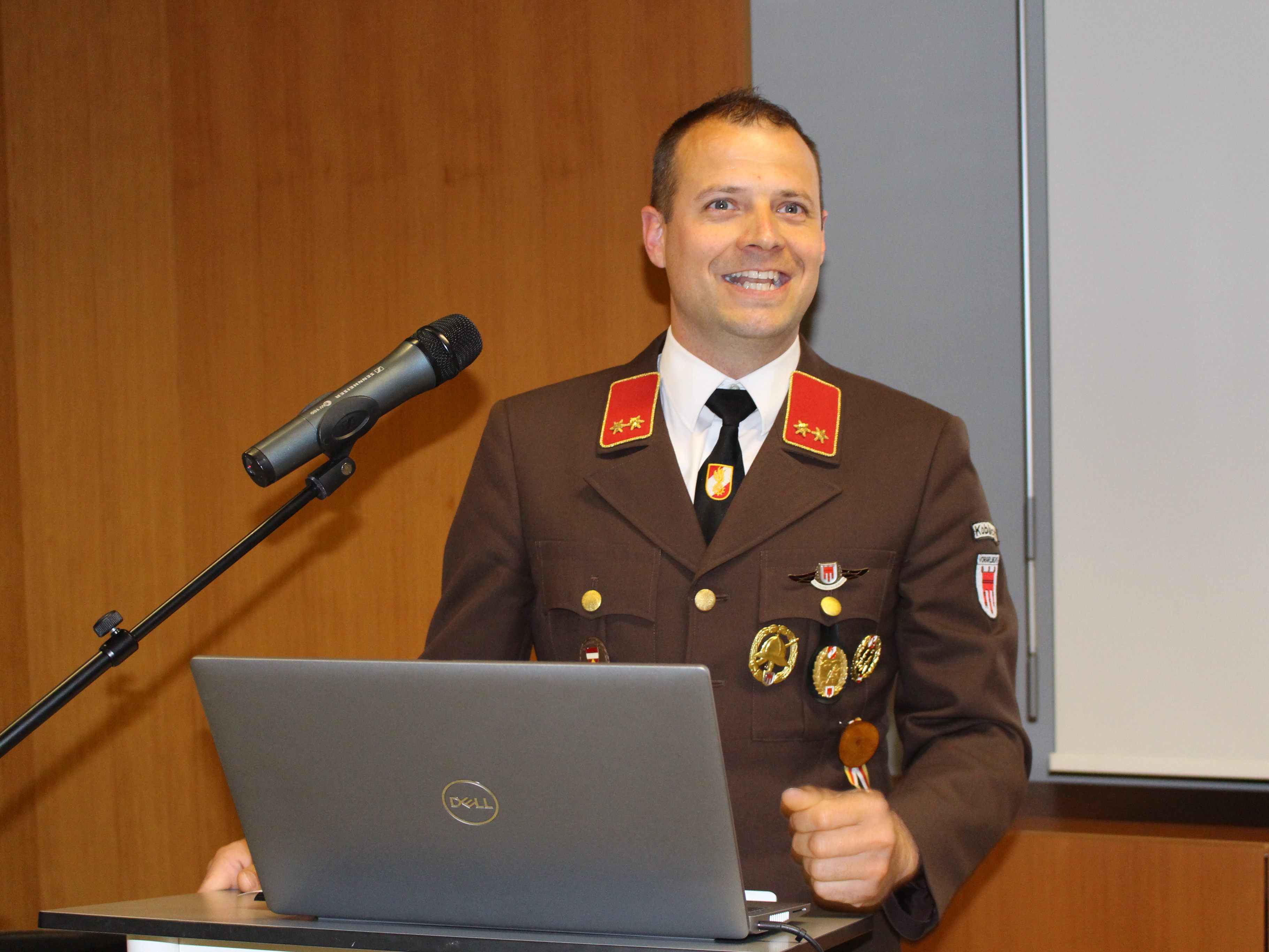 Philipp Bolter nahm die Wahl zum neuen Feuerwehrkommandanten unter großem Applaus an