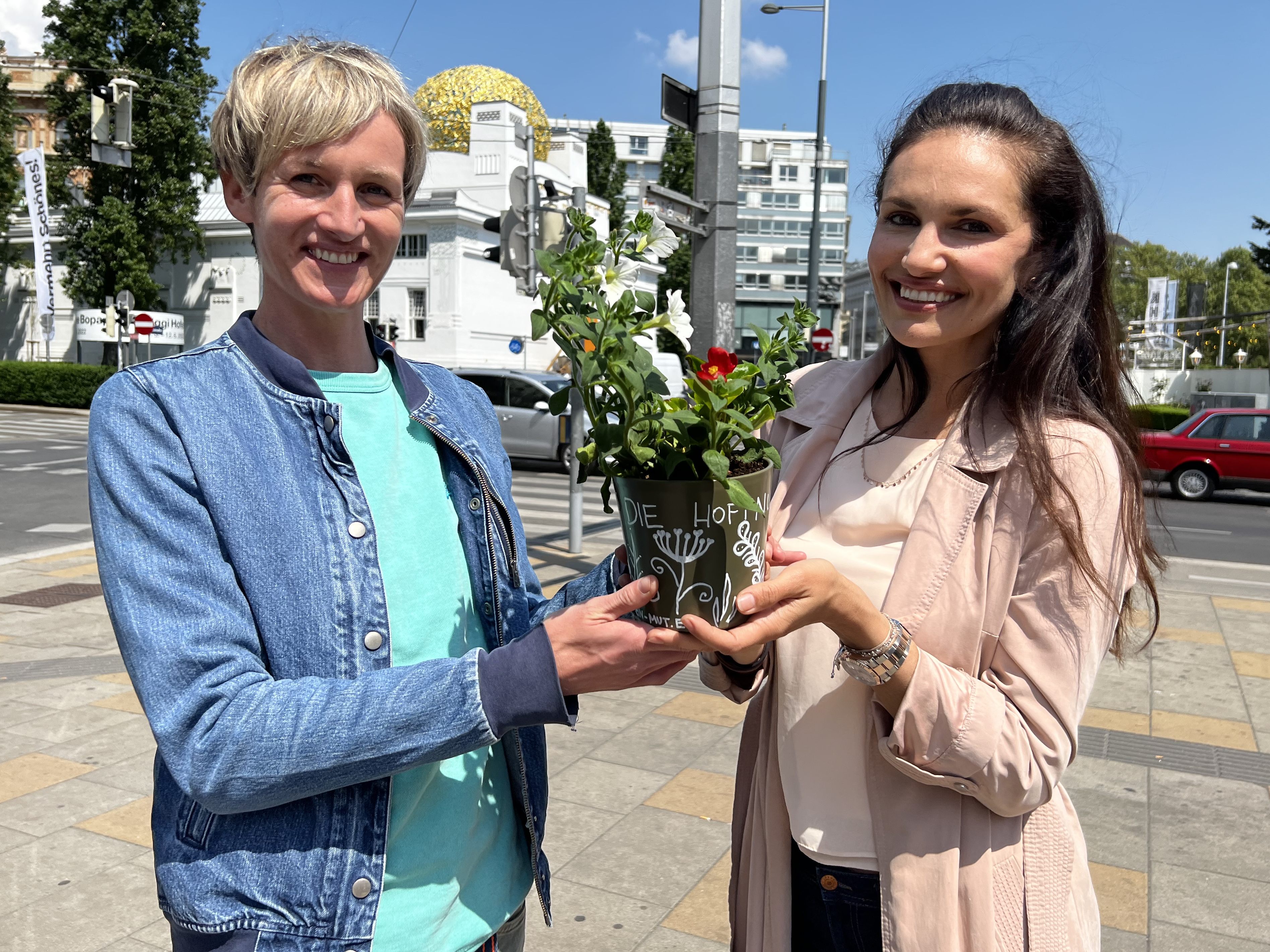 Der Verein MUT rettet und verschenkt Pflanzen. Auch Model Tanja Duhovich durfte sich hüber ein grünes Geschenk freuen. Der Verein MUT rettet und verschenkt Pflanzen. Auch Model Tanja Duhovich durfte sich hüber ein grünes Geschenk freuen.