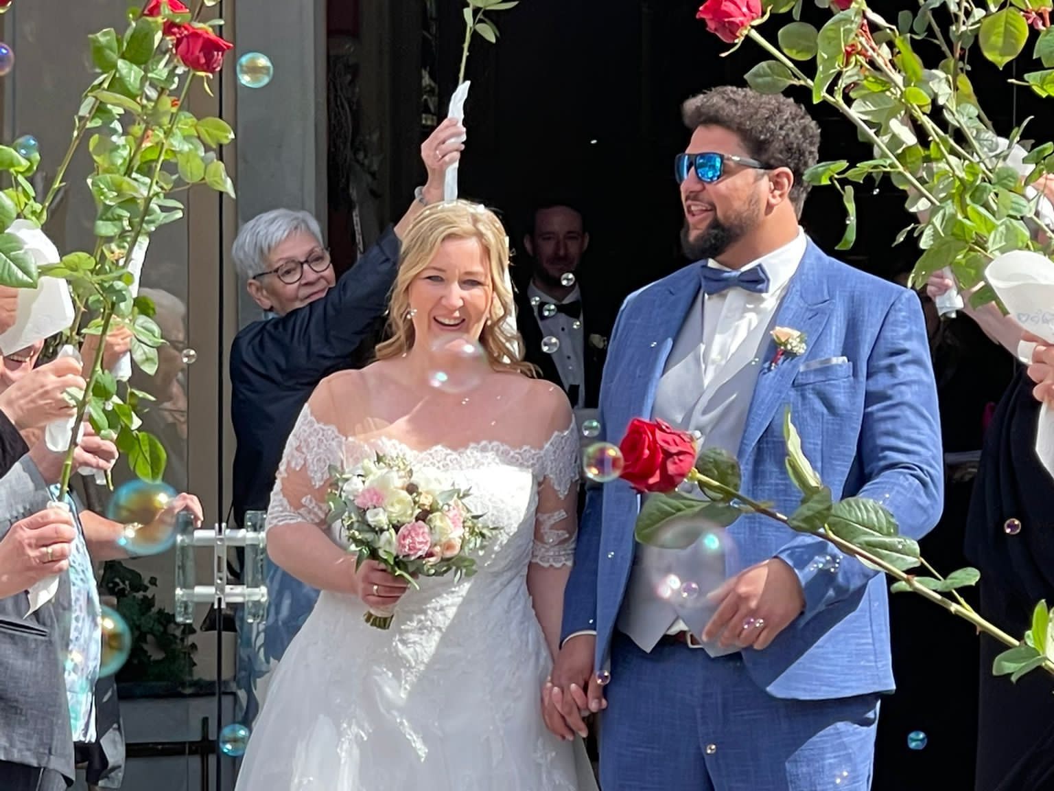 Das frisch vermählte Paar nach der kirchlichen Trauung. Das frisch vermählte Paar nach der kirchlichen Trauung.