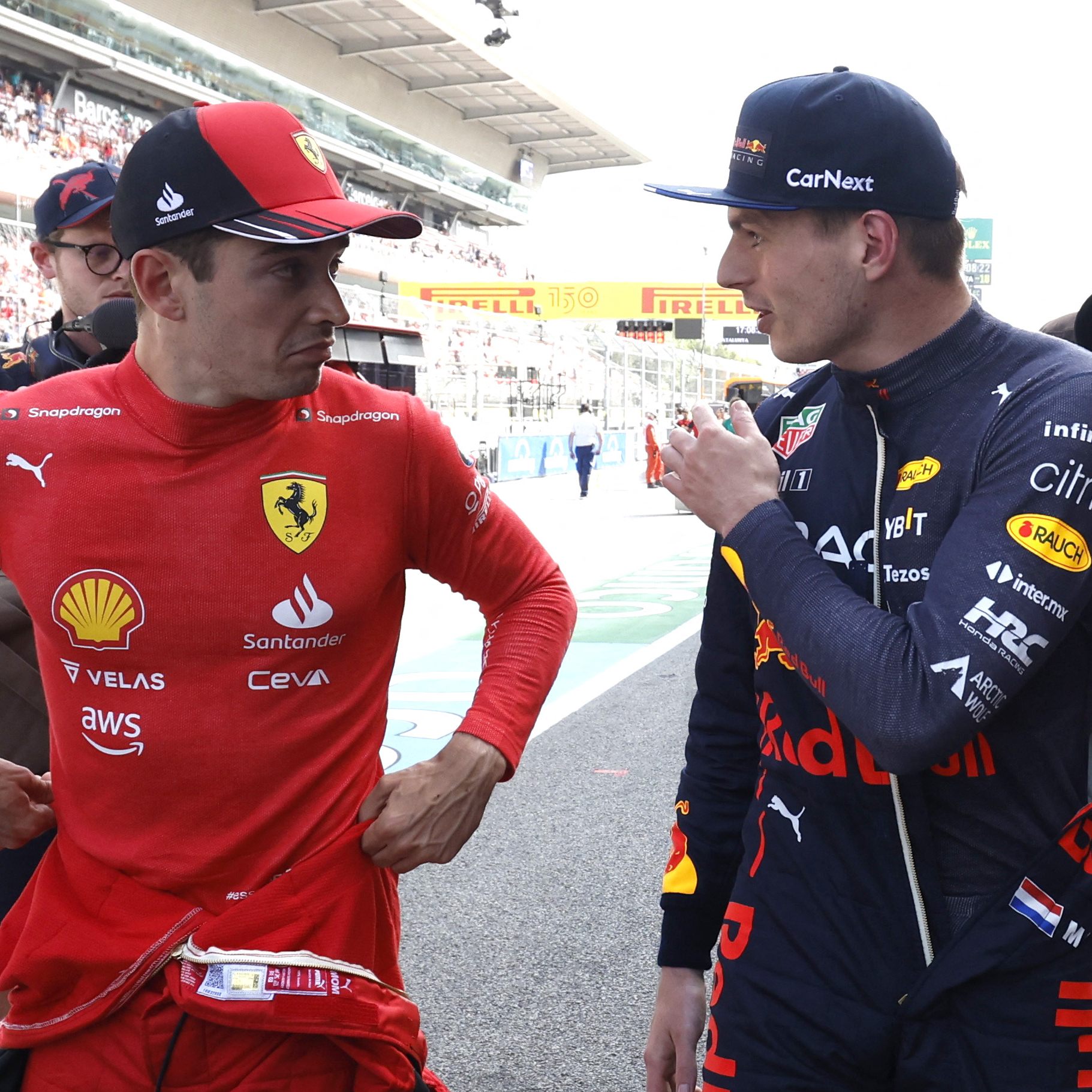 Leclerc (l.) ist in Barcelona der große Gejagte, Verstappen (r.) hinter ihm her.