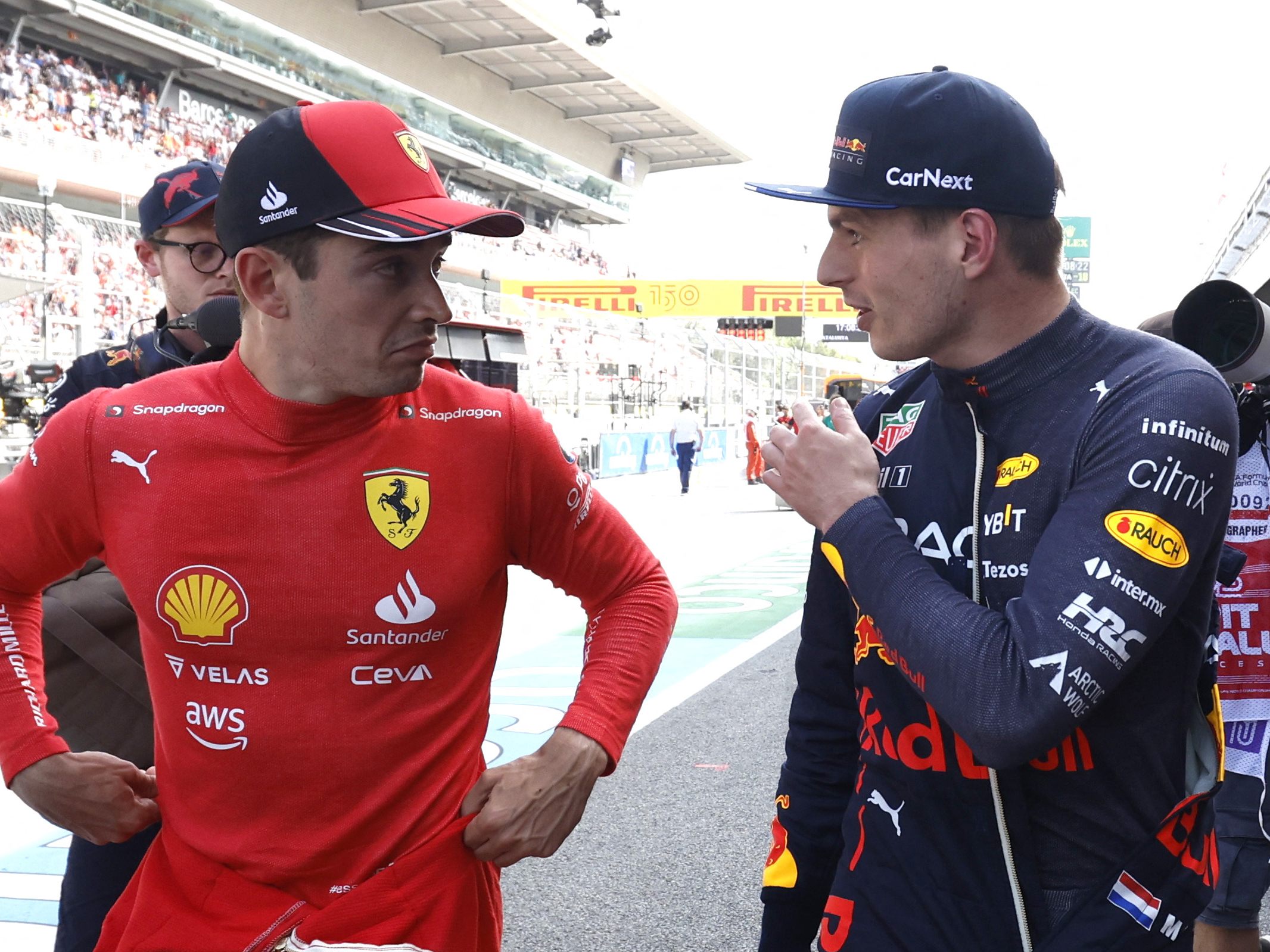 Leclerc (l.) ist in Barcelona der große Gejagte, Verstappen (r.) hinter ihm her.