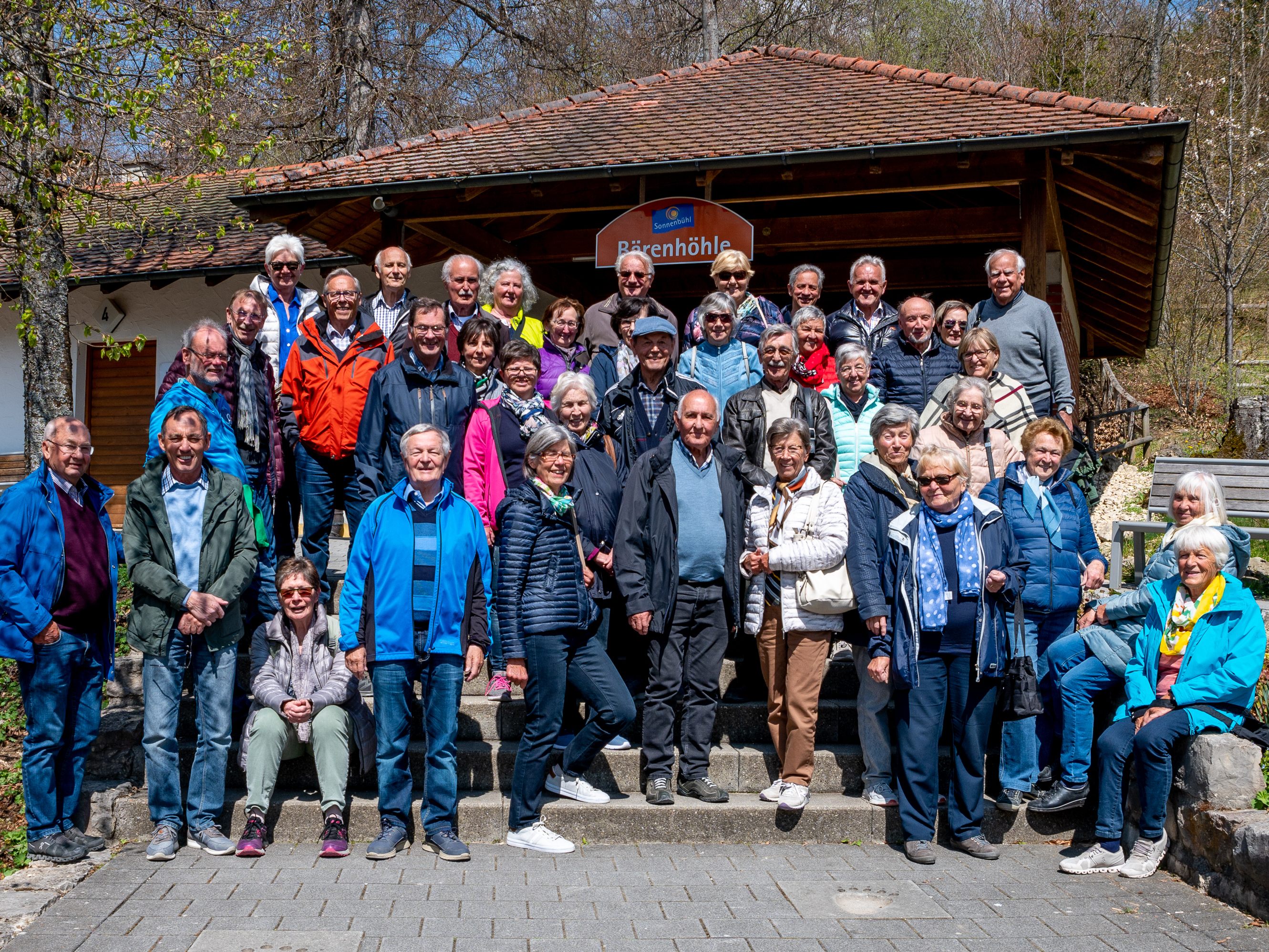 Die Gruppe des Seniorenbundes vor der Bärenhöhle Die Gruppe des Seniorenbundes vor der Bärenhöhle