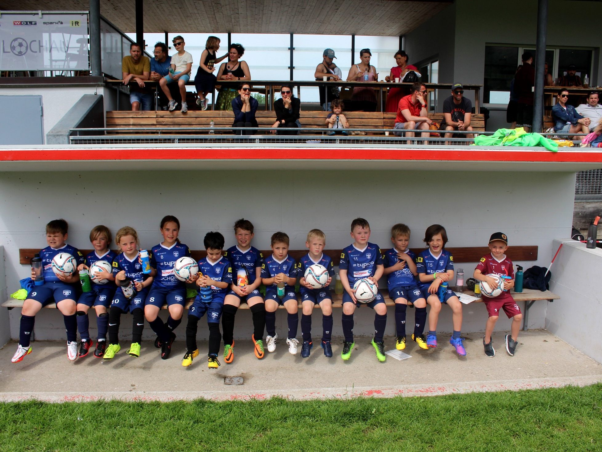 Gut aufgestellt beim Lochauer Fußballnachwuchs auch das U7-Team des SV typico Lochau mit Trainer Damian Hagen und Gastbetreuer Christophorus Schmid.