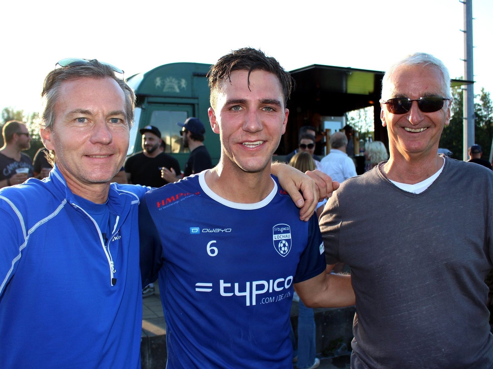 Der Goldtorschütze beim letzten Derby in Hörbranz, Julian Reiner, mit SV typico Lochau-Obmann Alexander Schiller und Vize Markus Graz. Der Goldtorschütze beim letzten Derby in Hörbranz, Julian Reiner, mit SV typico Lochau-Obmann Alexander Schiller und Vize Markus Graz.