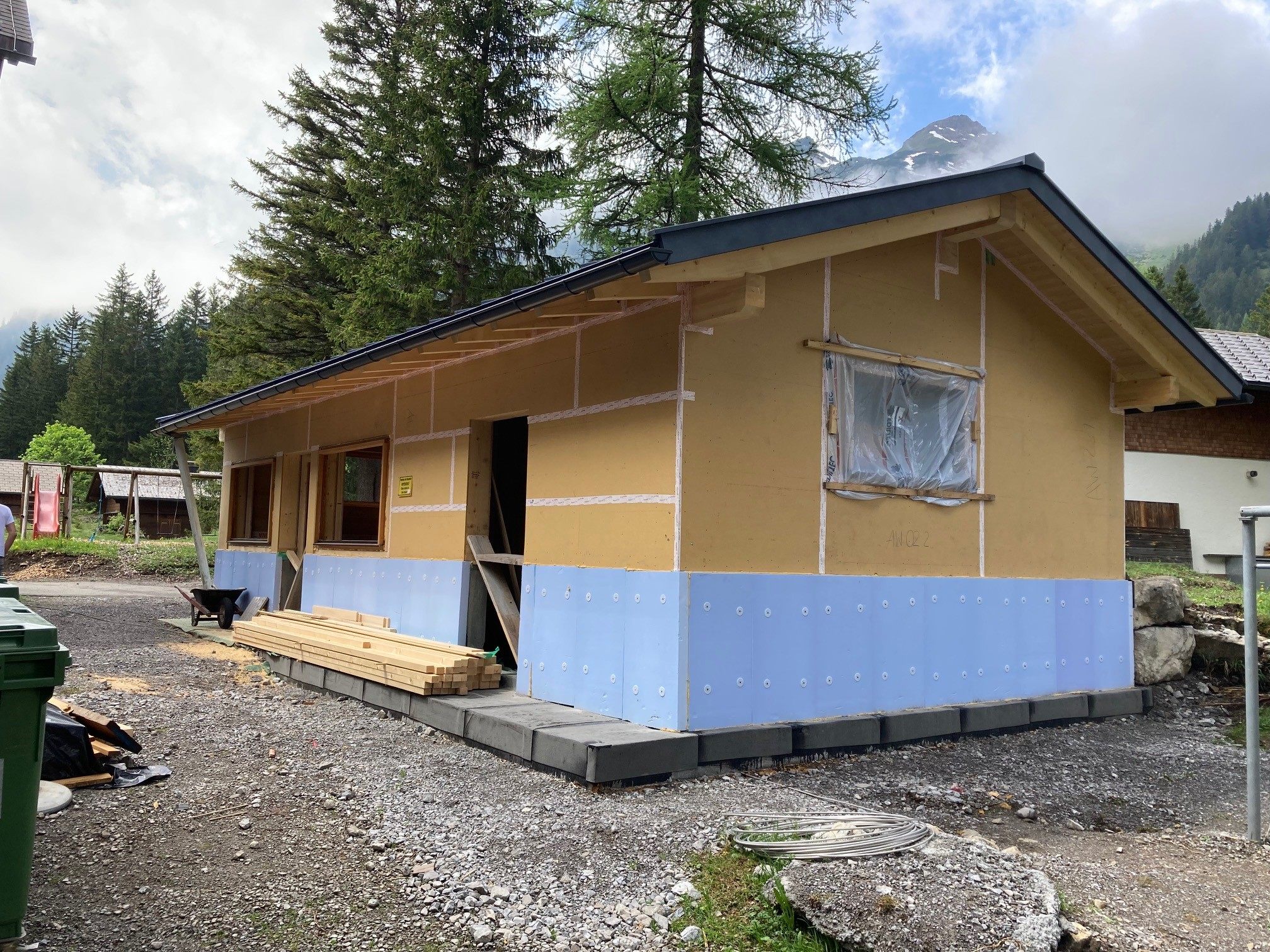 Die Hülle des neuen „Lädeles“ steht bereits, momentan wird am Innenausbau gearbeitet. Die Hülle des neuen „Lädeles“ steht bereits, momentan wird am Innenausbau gearbeitet.