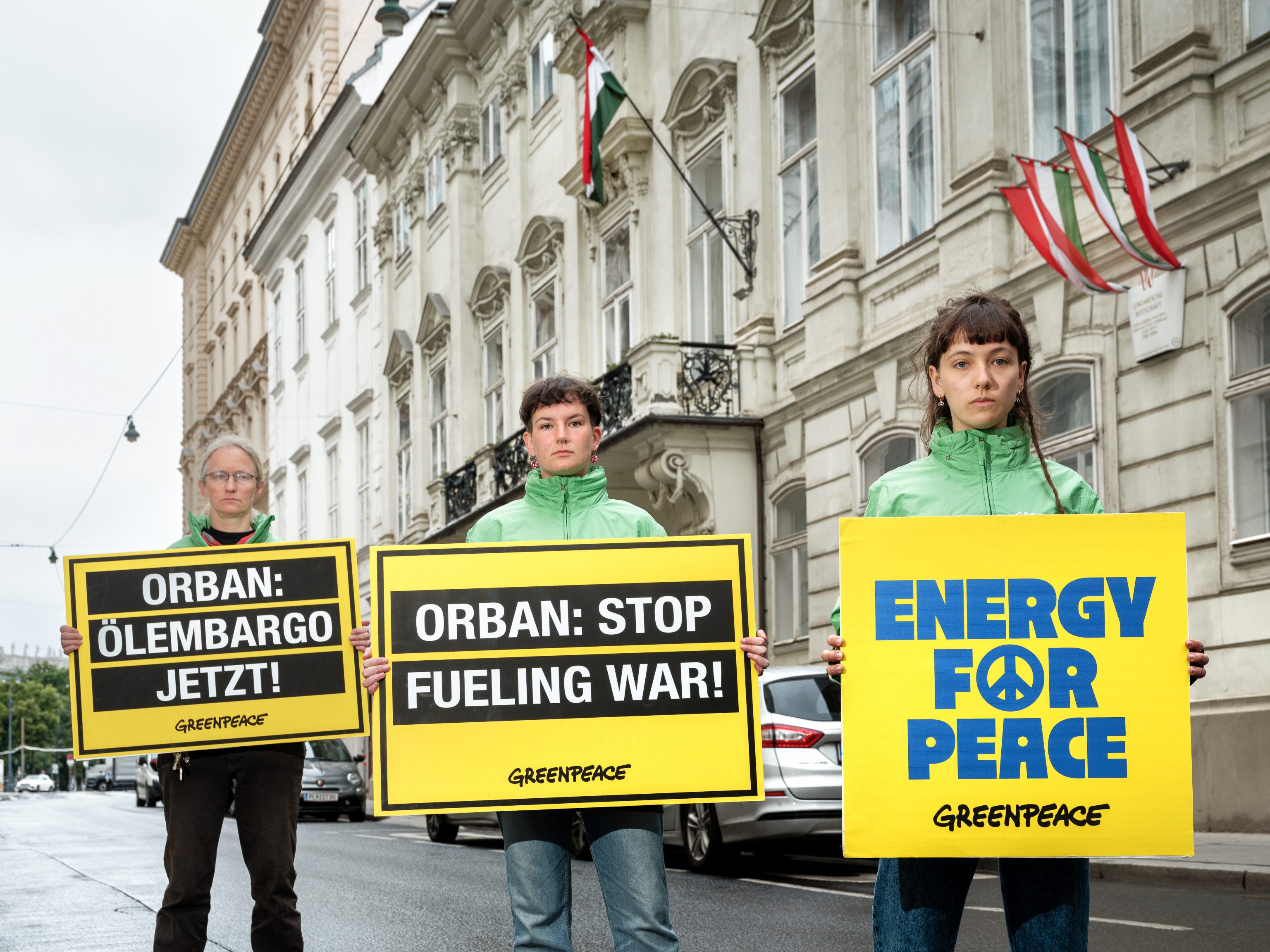 Aktivisten von Greenpeace haben am Mittwoch vor der ungarischen Botschaft in der Wiener Innenstadt für ein Öl-Embargo gegen Russland gefordert Aktivisten von Greenpeace haben am Mittwoch vor der ungarischen Botschaft in der Wiener Innenstadt für ein Öl-Embargo gegen Russland gefordert