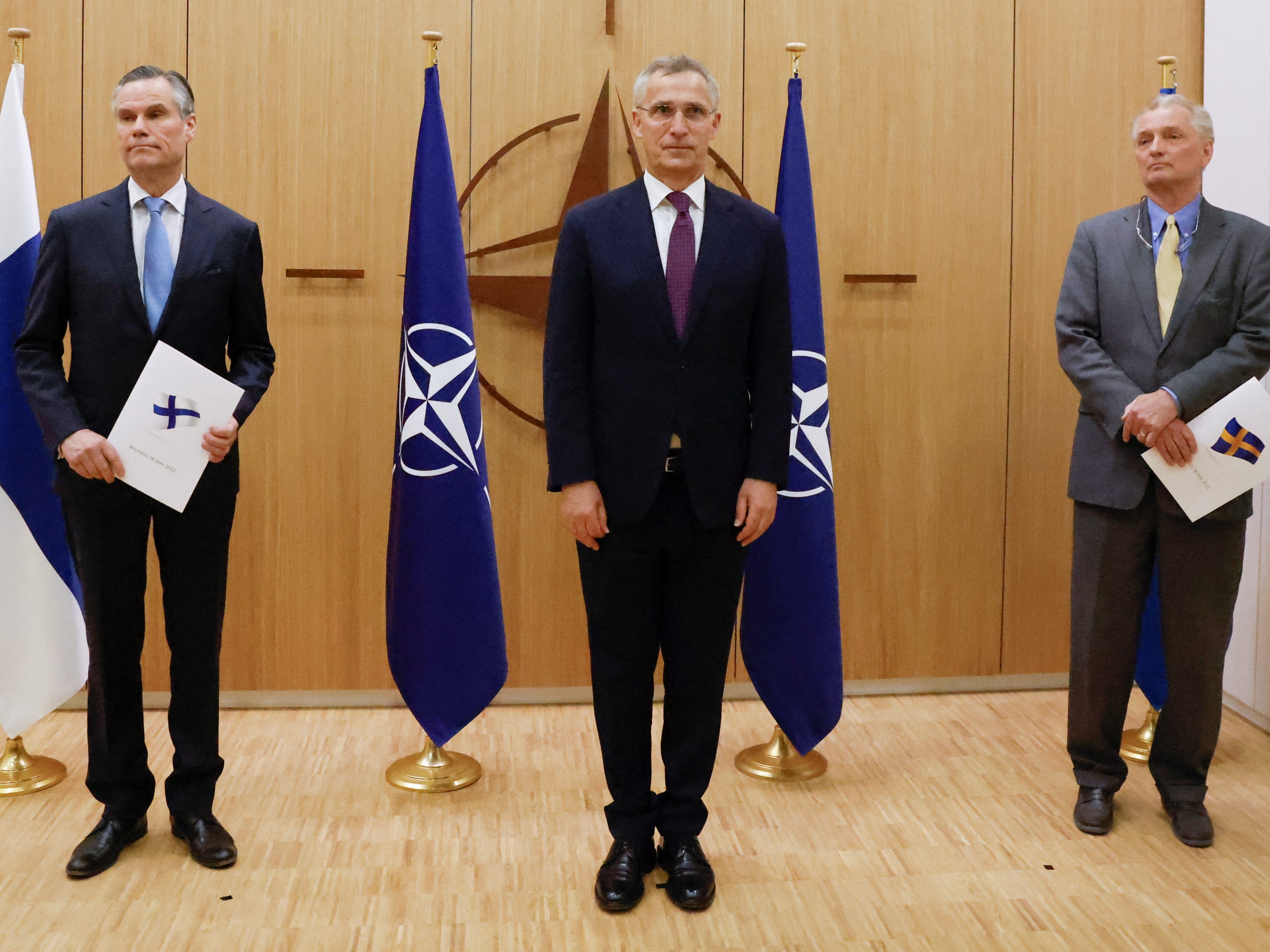 Finlands NATO-Botschafter Klaus Korhonen (l.), NATO-Generalsekretär Jens Stoltenberg (m.) und Schwedens NATO-Botschafter Axl Wernhoff (r.).