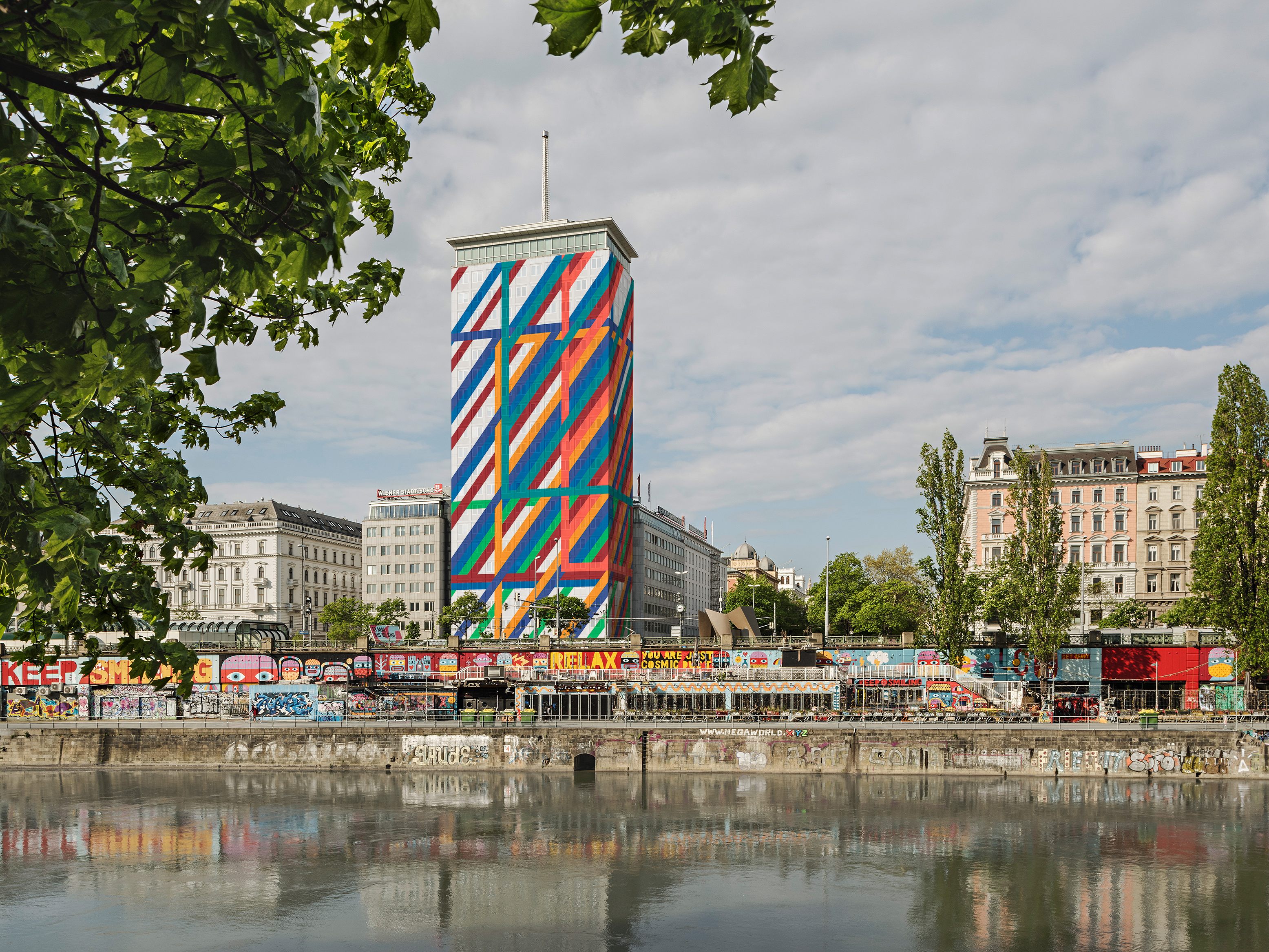 Der Ringturm im 1. Bezirk in Wien. Der Ringturm im 1. Bezirk in Wien.