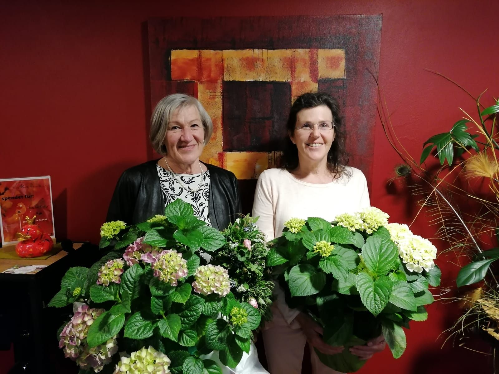 Obfrau Hermengilde Ebner (links) und Chorleiterin Eva Hagen