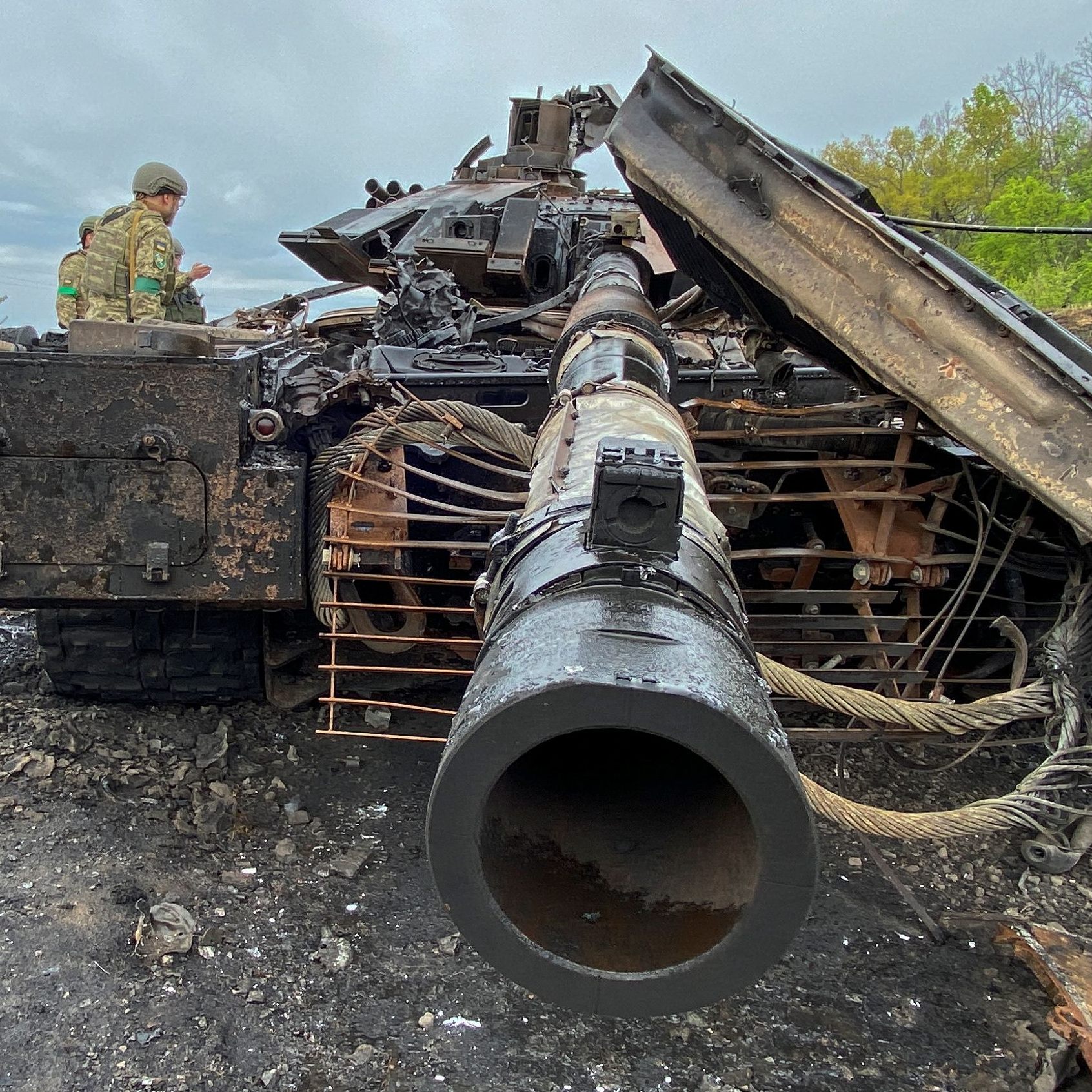 Ein zerstörter russischer Panzer vom Typ T-90 in der Nähe von Charkiw.