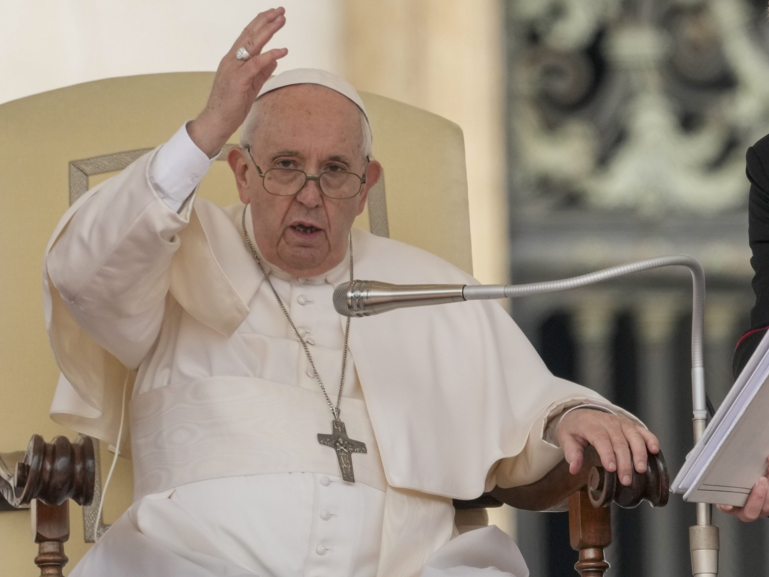 Papst Franziskus weiterhin von Schmerzen geplagt.
