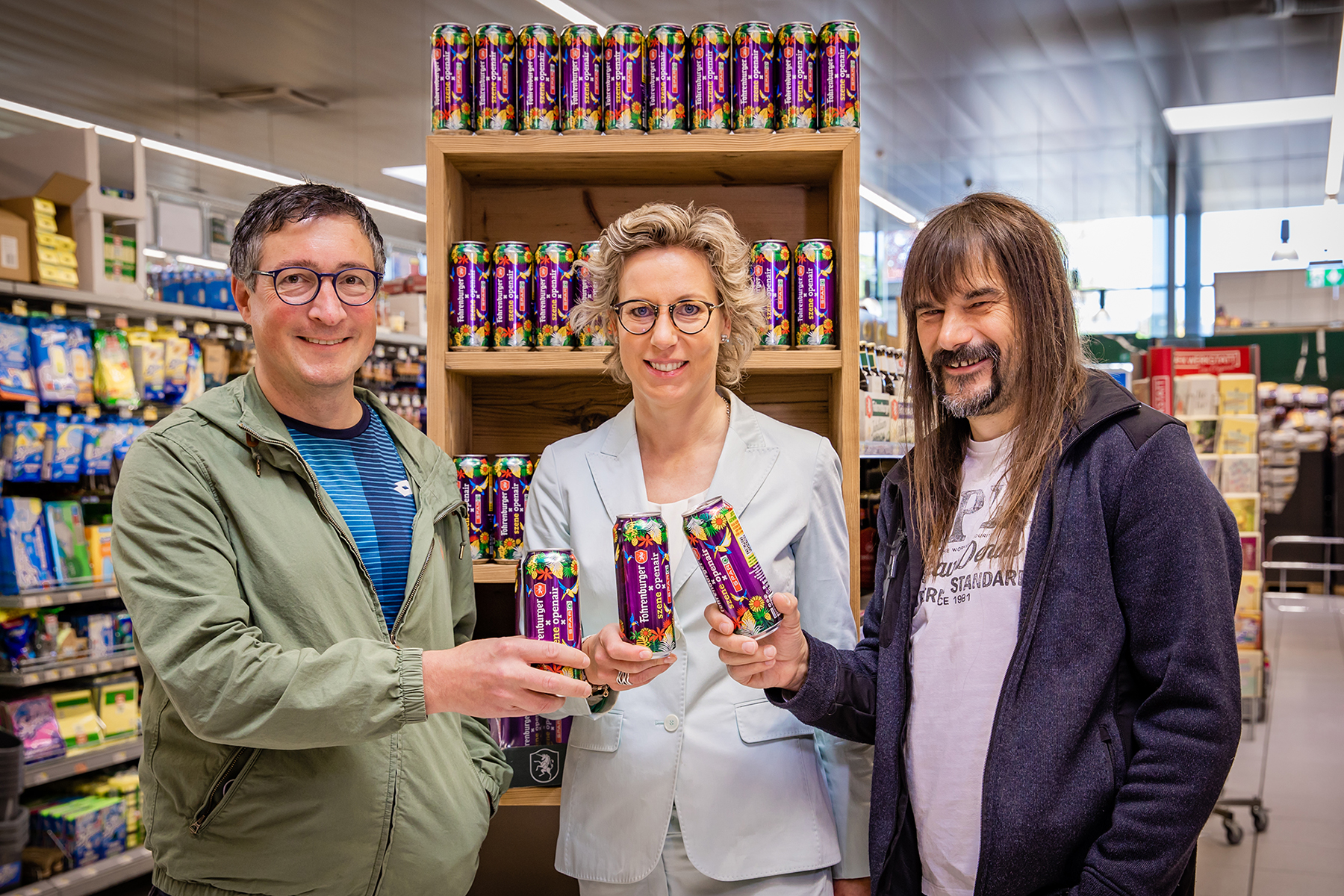 Gemeinsam stoßen Hannes Hagen (l.), Veranstalter Szene Openair, Carina Pollhammer, Geschäftsführerin SPAR Vorarlberg und Wolfgang Sila, Geschäftsführer der Brauerei Fohrenburg auf die gemeinsame Kooperation an und freuen sich schon auf das 32. Szene Openair in Lustenau. Gemeinsam stoßen Hannes Hagen (l.), Veranstalter Szene Openair, Carina Pollhammer, Geschäftsführerin SPAR Vorarlberg und Wolfgang Sila, Geschäftsführer der Brauerei Fohrenburg auf die gemeinsame Kooperation an und freuen sich schon auf das 32. Szene Openair in Lustenau.