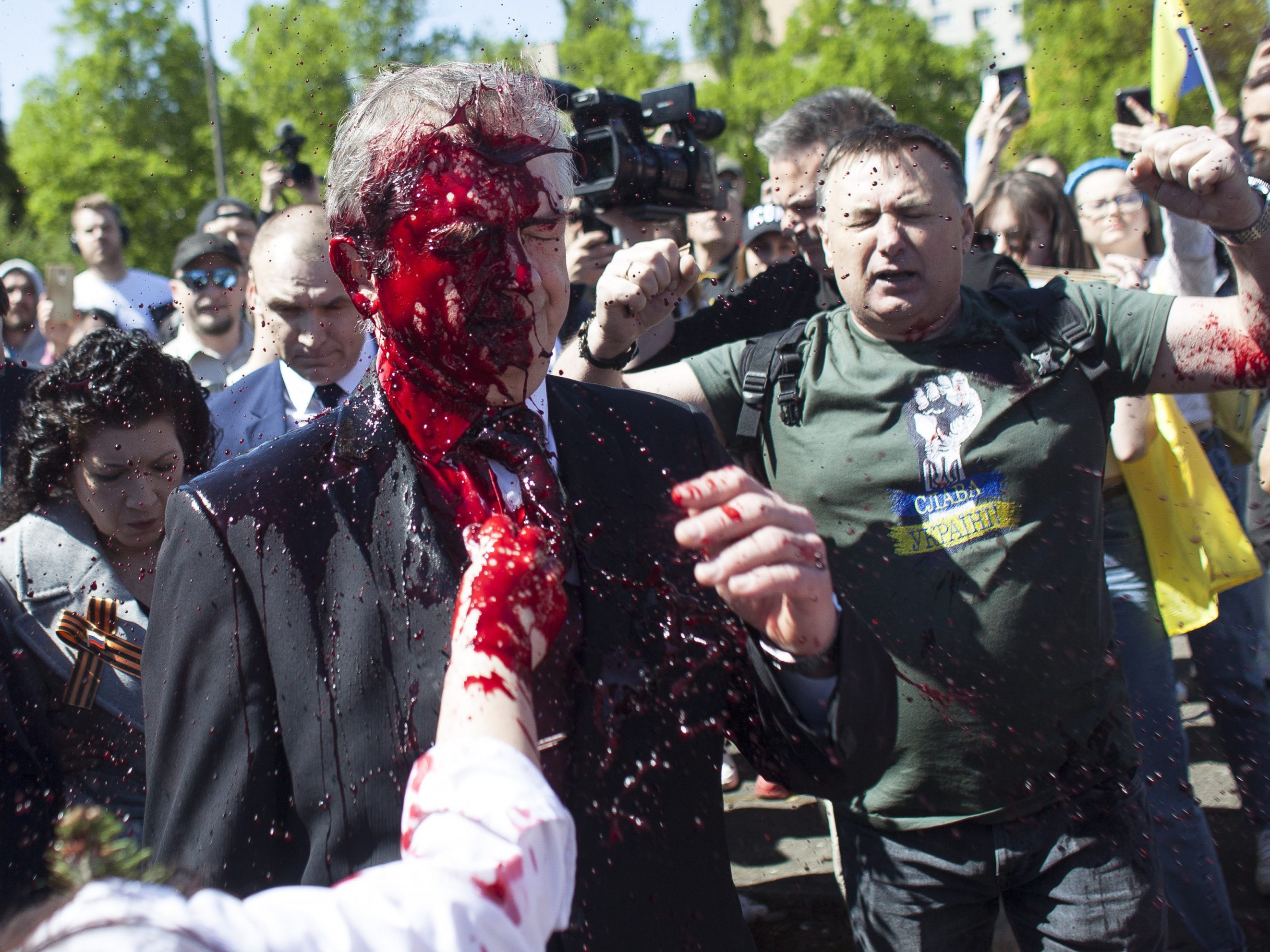 Botschafter Sergej Andrejew wurde mit roter Flüssigkeit übergossen.
