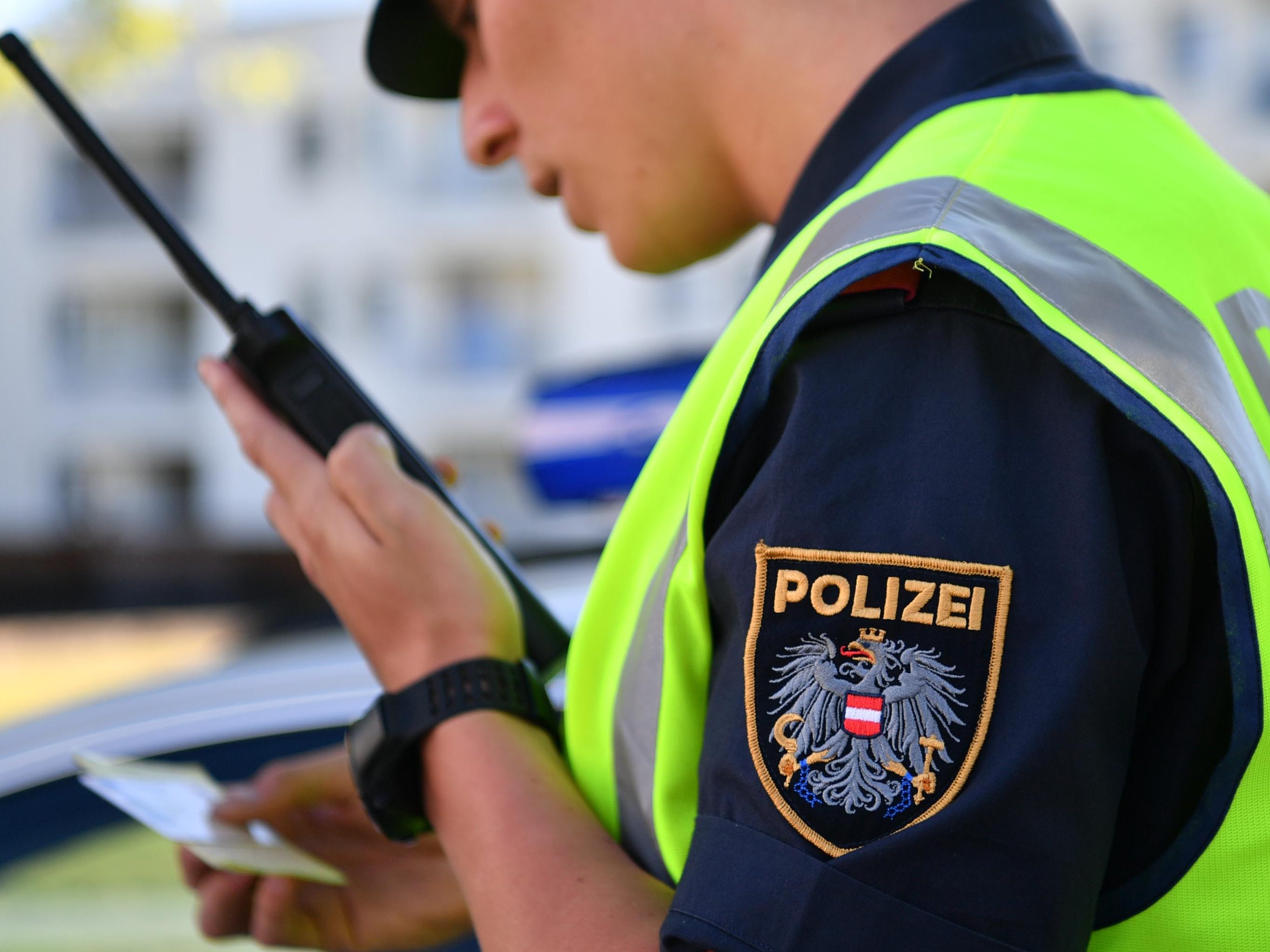 Beamte der Polizei fanden das vierjährige Mädchen in der Wohnung. (Symbolbild)